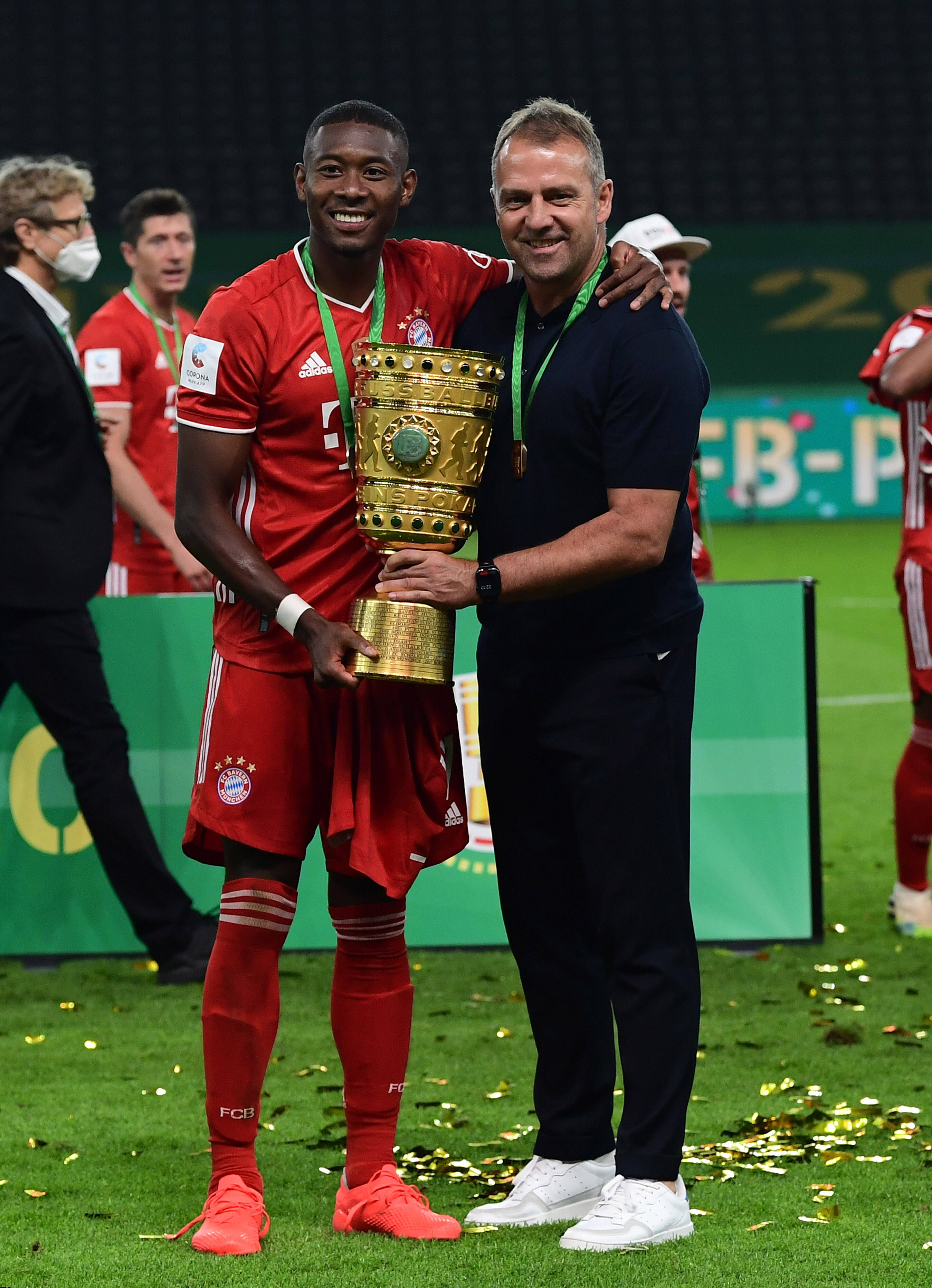 David Alaba und Hansi Flick feiern den Pokalsieg.