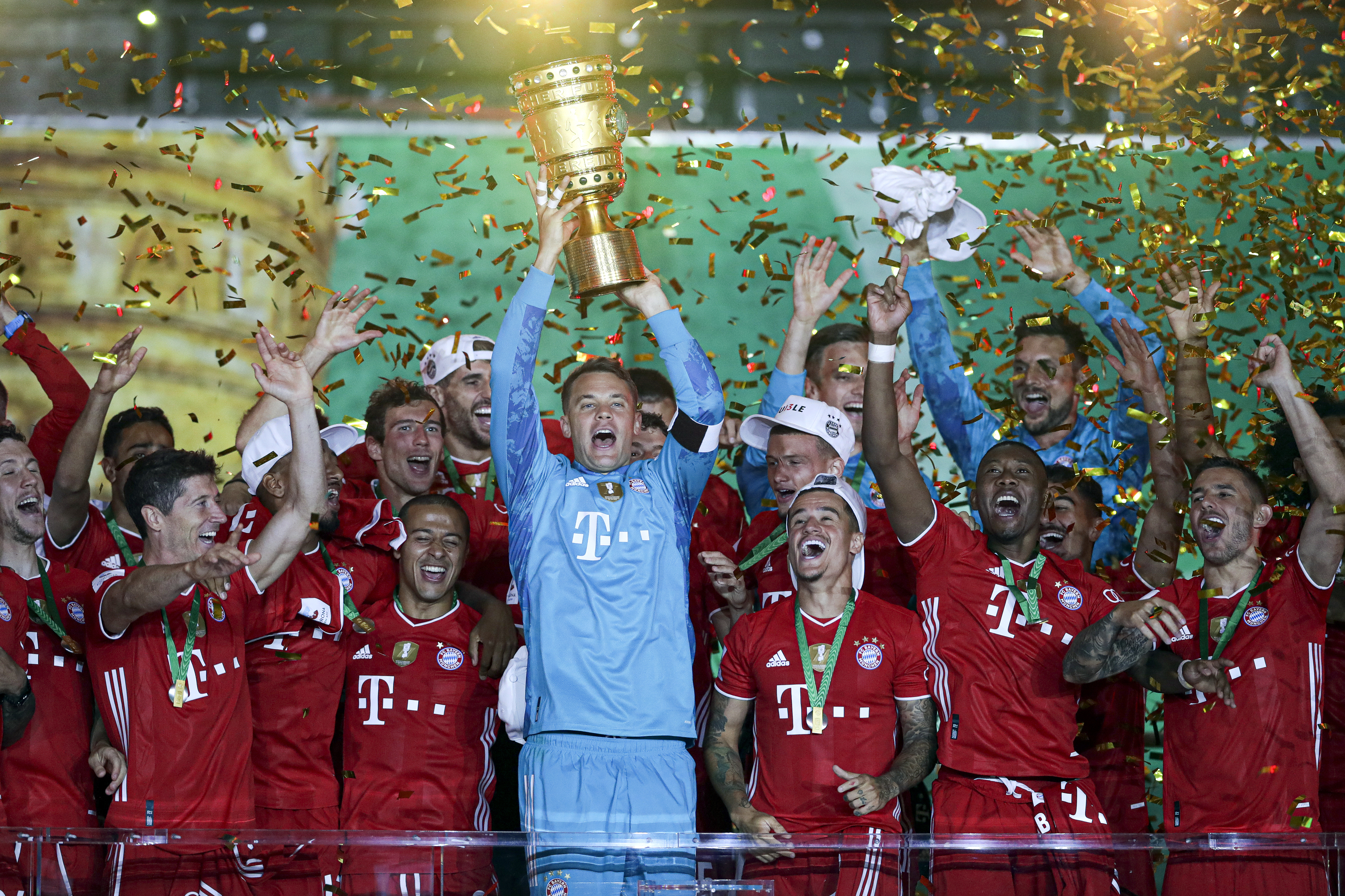 David Alaba und seine Bayern feiern den Pokalsieg.