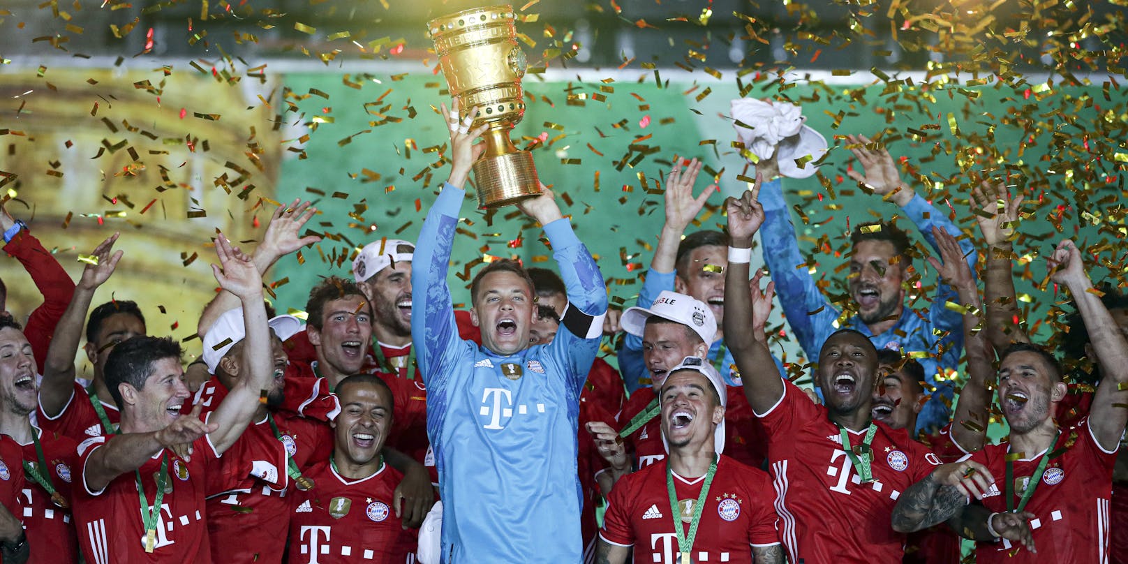 David Alaba und seine Bayern feiern den Pokalsieg.