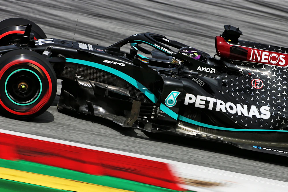 Lewis Hamilton im schwarzen Mercedes