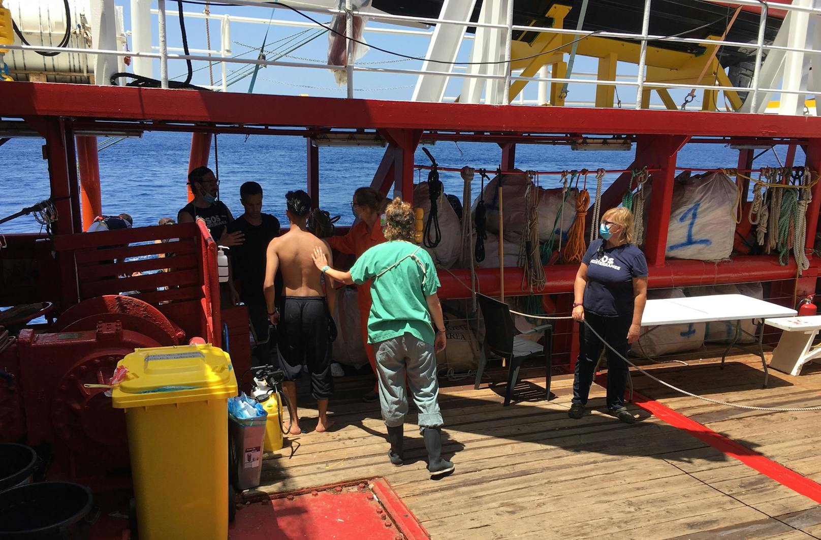 Am 2. Juli konnten zwei Menschen aus dem Wasser geborgen werden, nachdem sie über Bord gegangen waren.