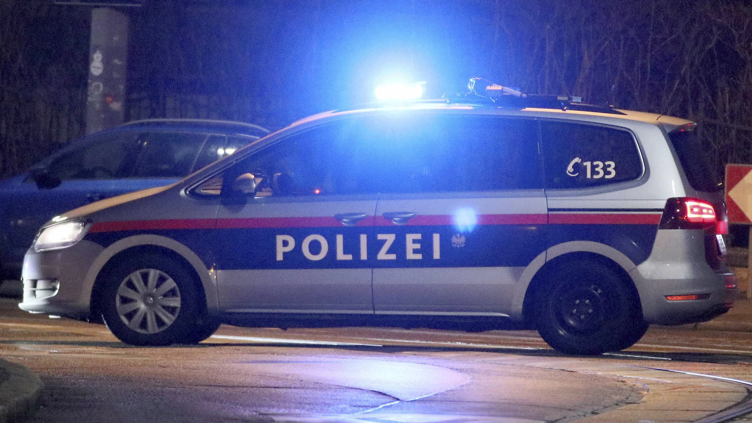 Der Tatverdächtige konnte nach einer Alarmfahndung festgenommen werden.
