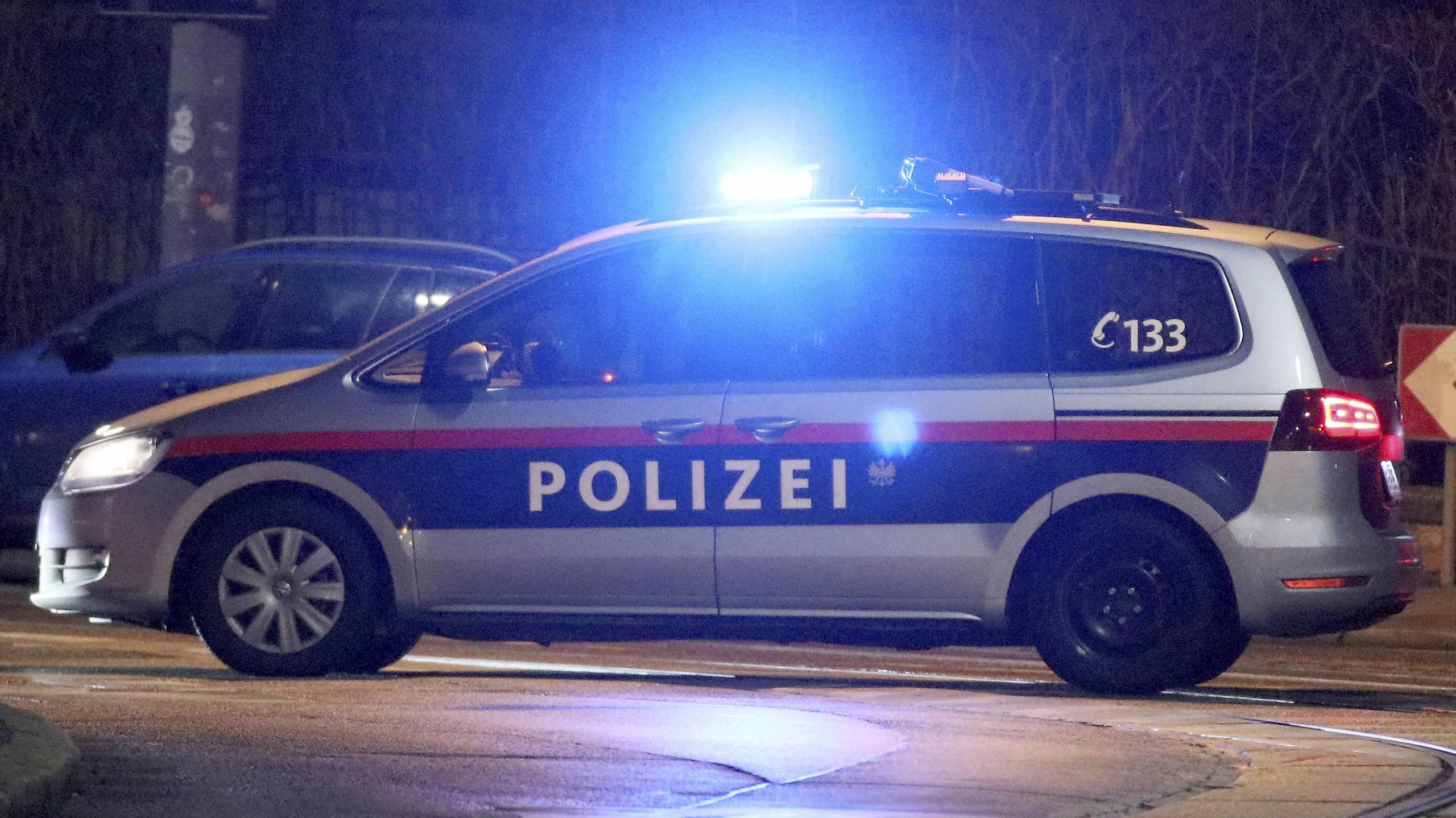 Der Tatverdächtige konnte nach einer Alarmfahndung festgenommen werden.