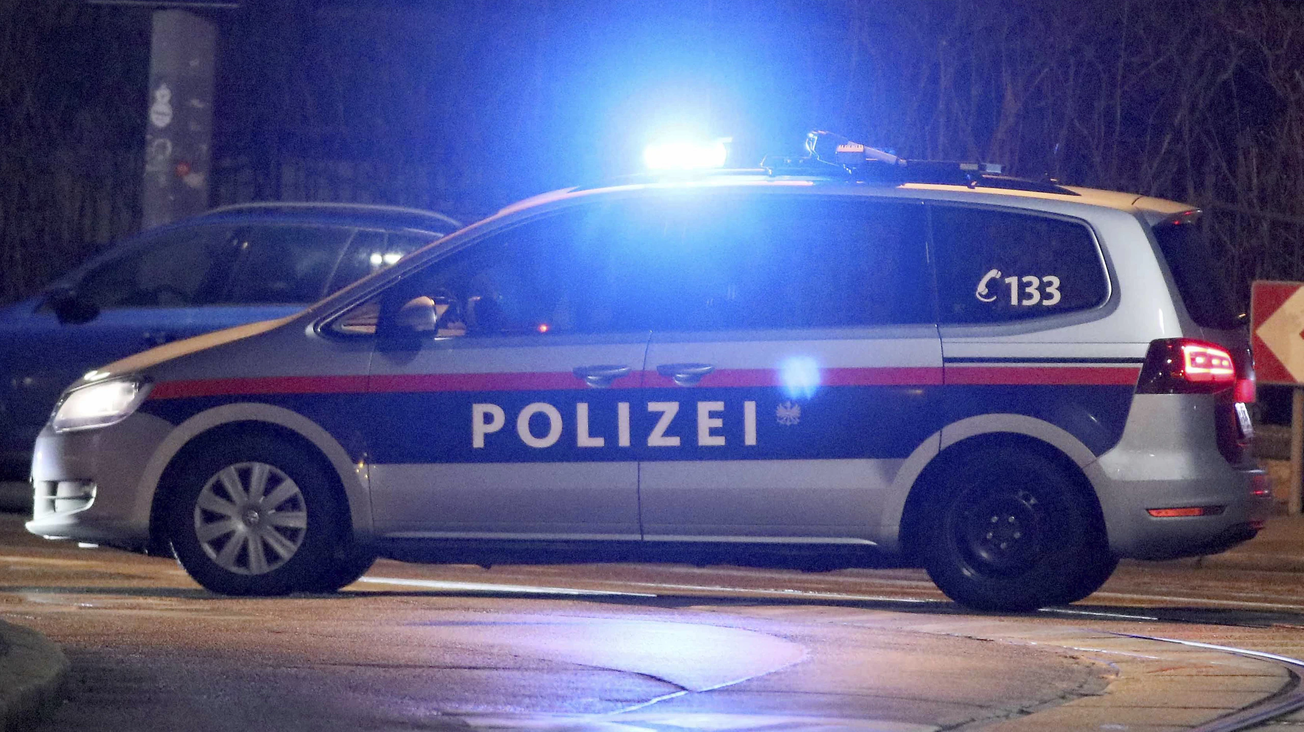 Der Tatverdächtige konnte nach einer Alarmfahndung festgenommen werden.