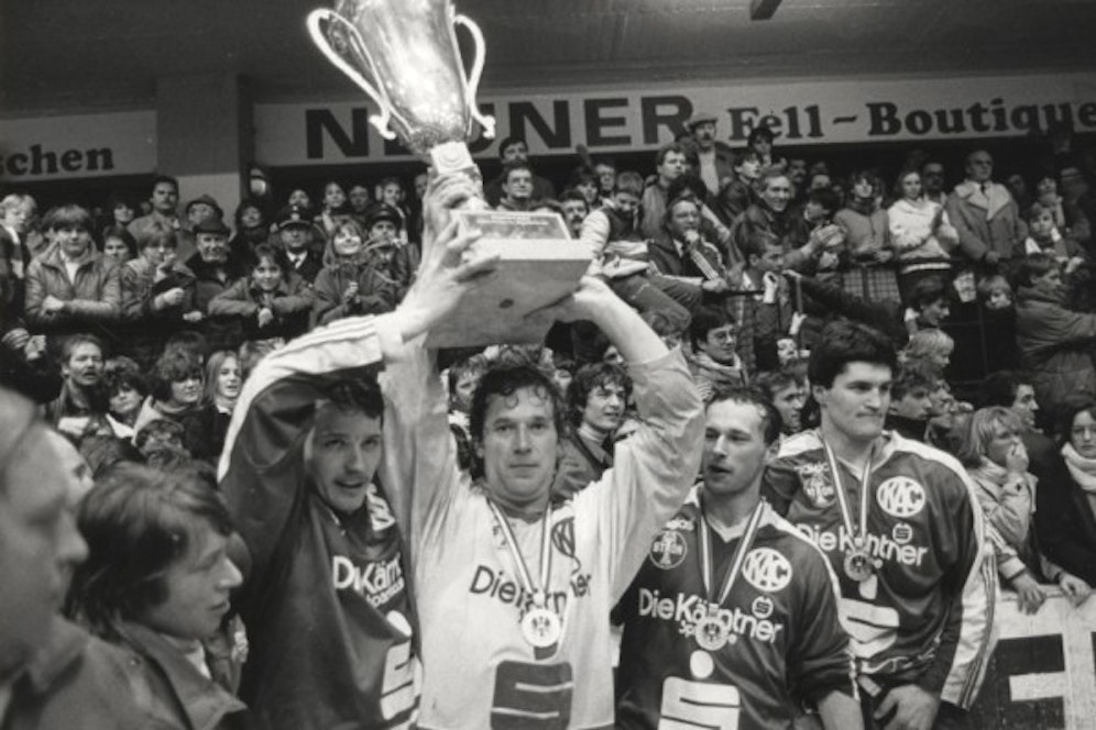 Robert Mack mit der Meister-Trophäe.