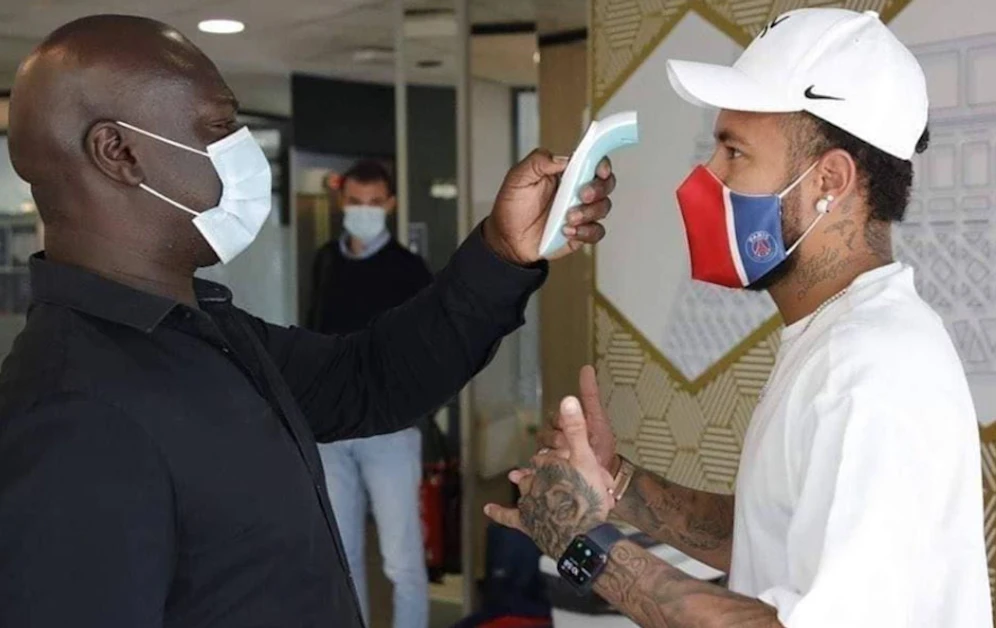 Neymar beim Fiebermessen