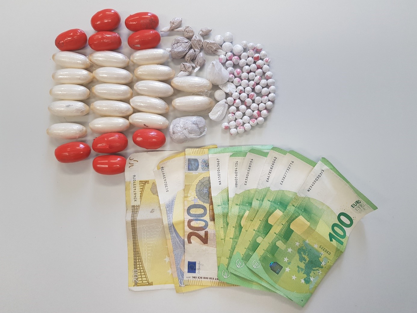 Die Beamten konnten die Drogen und das Bargeld sicherstellen.