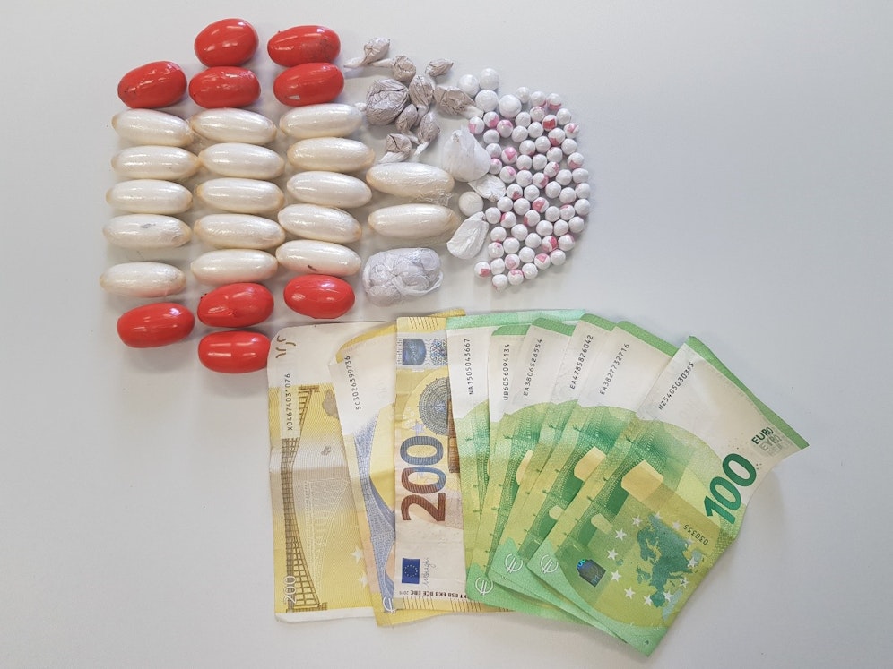 Die Beamten konnten die Drogen und das Bargeld sicherstellen. (Archivbild)