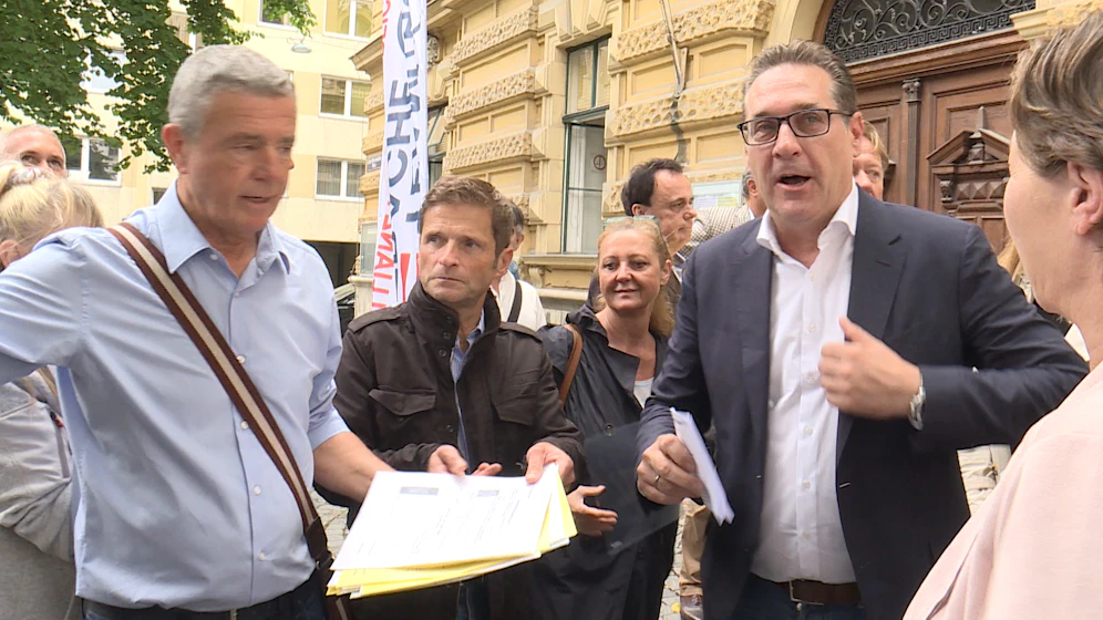 Heinz-Christian Strache unterschrieb am Freitag das Volksbegehren 