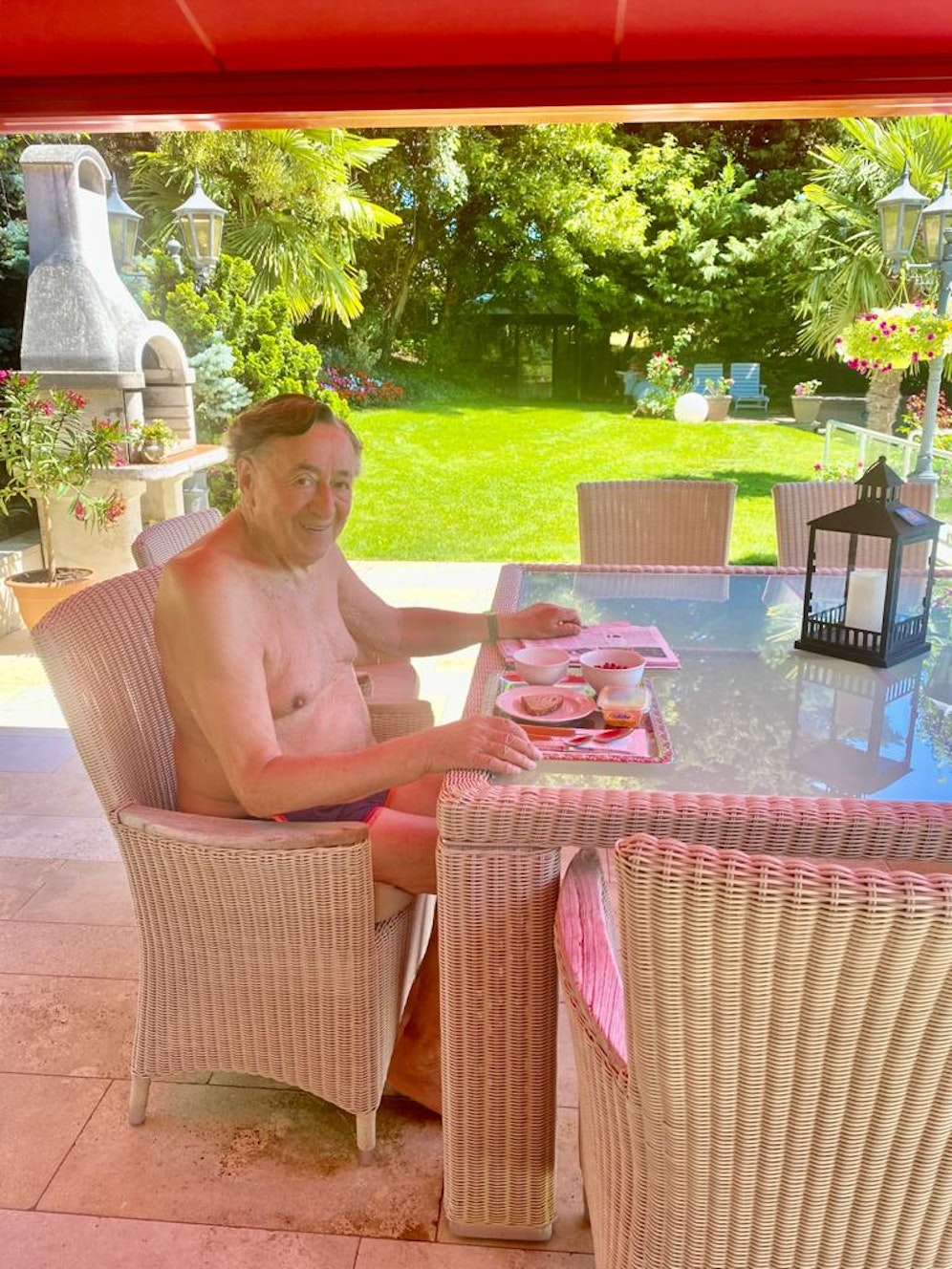 Richard Lugner lässt es sich schmecken.