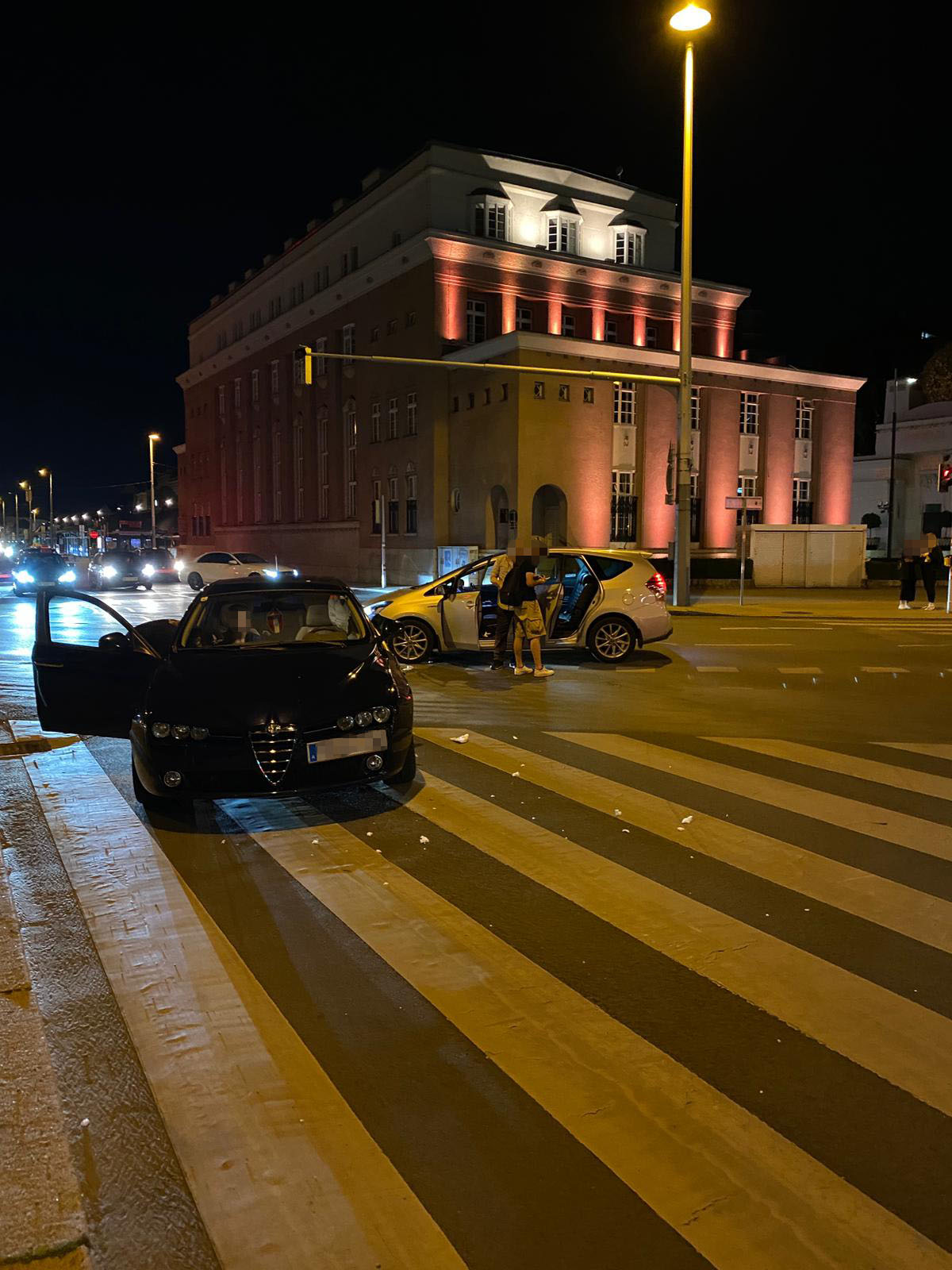 Ein Taxler übersah eine rote Ampel.