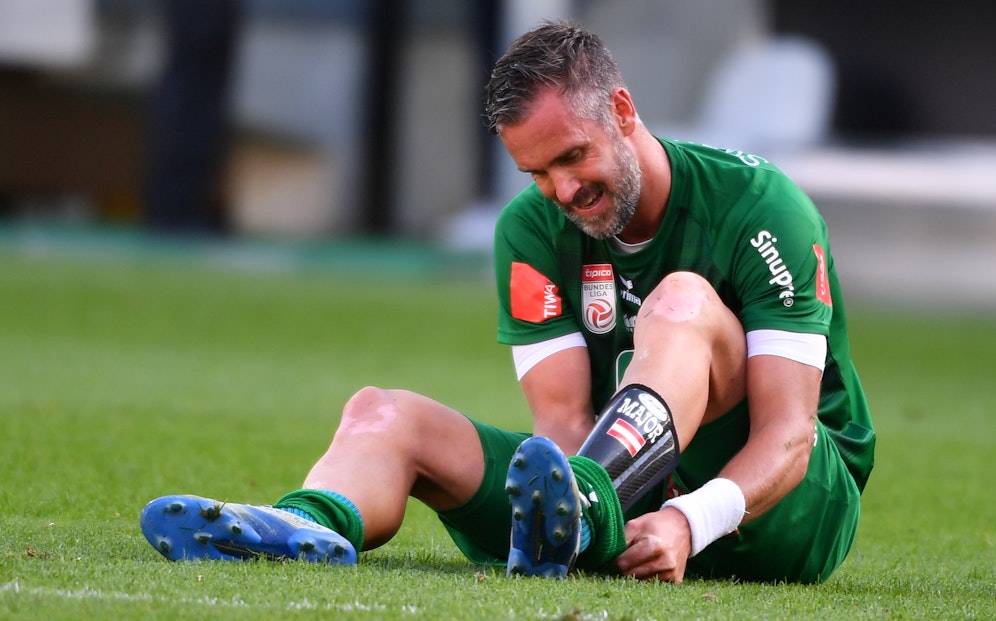 Stefan Maierhofer ist am Boden, steht aber wieder auf.