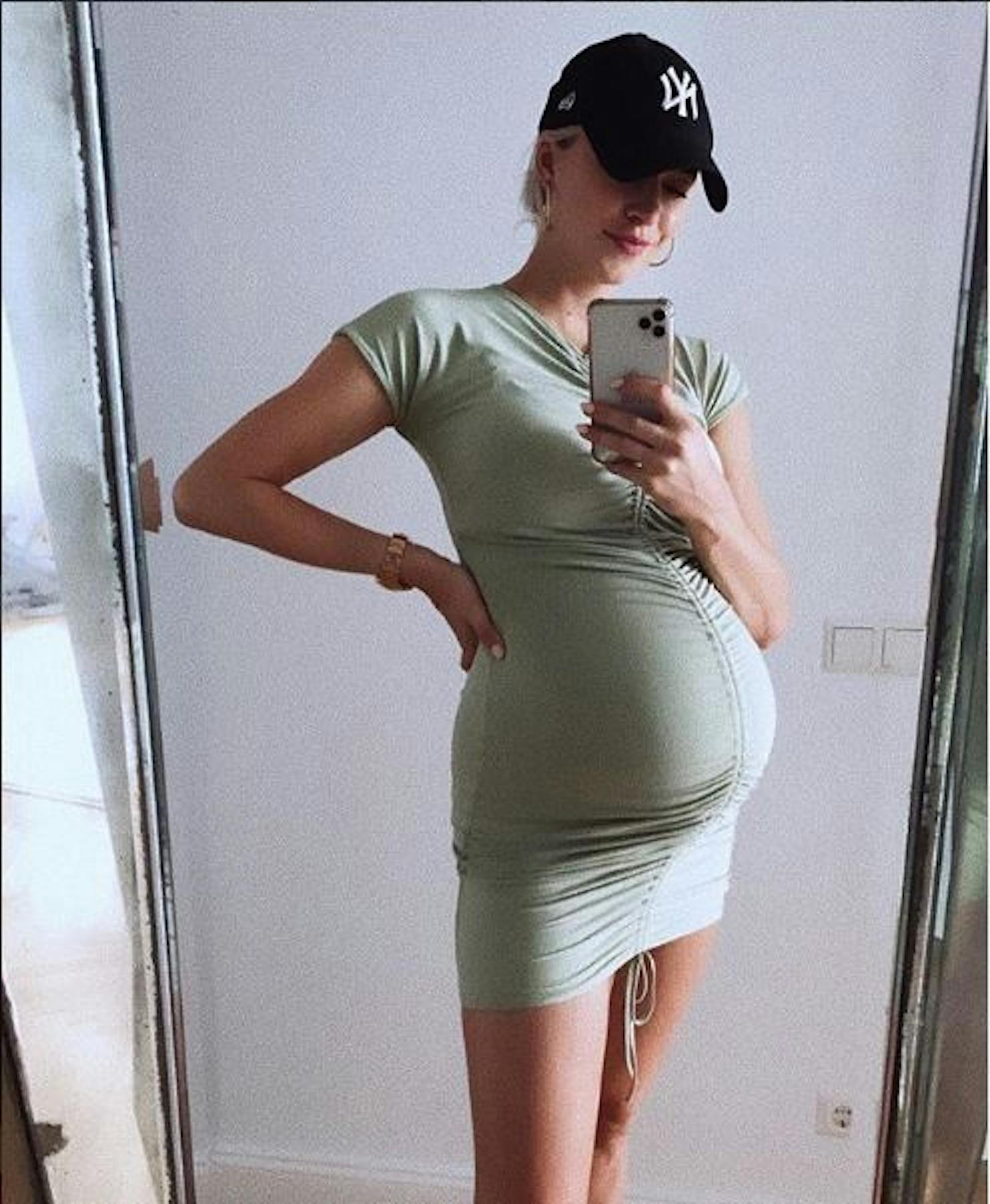 05.07.2020: Model und Moderatorin <strong>Lena Gercke</strong> freut sich nicht schon sehnlichst auf die Geburt ihres Kindes, sondern ist auch froh darüber, dass es in ihrer eigenen Modekollektion auch Stretch-Kleider für ihre stolze Babykugel gibt.