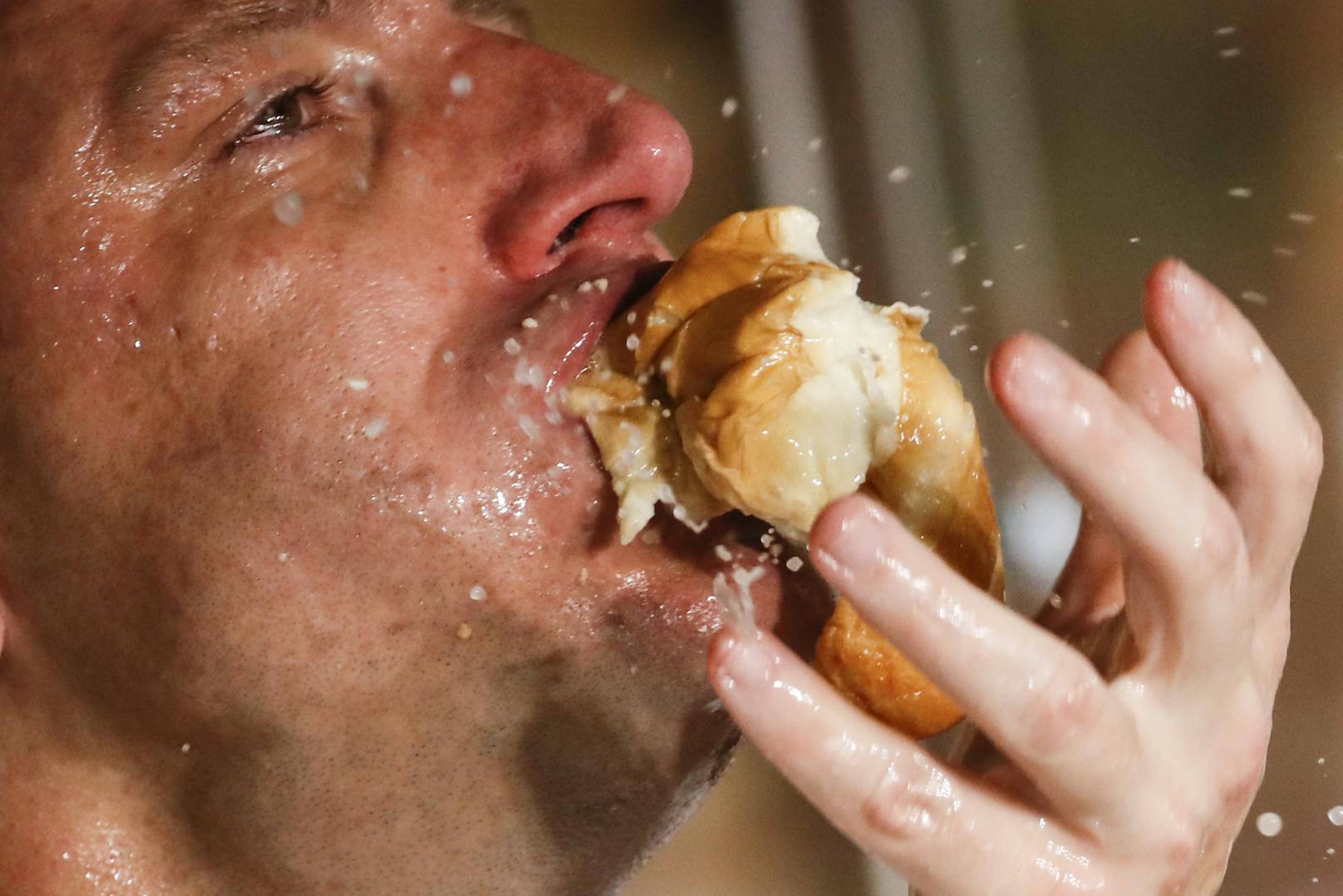 Joey Chestnutt hat den Weltrekord im Hotdog-Essen gebrochen