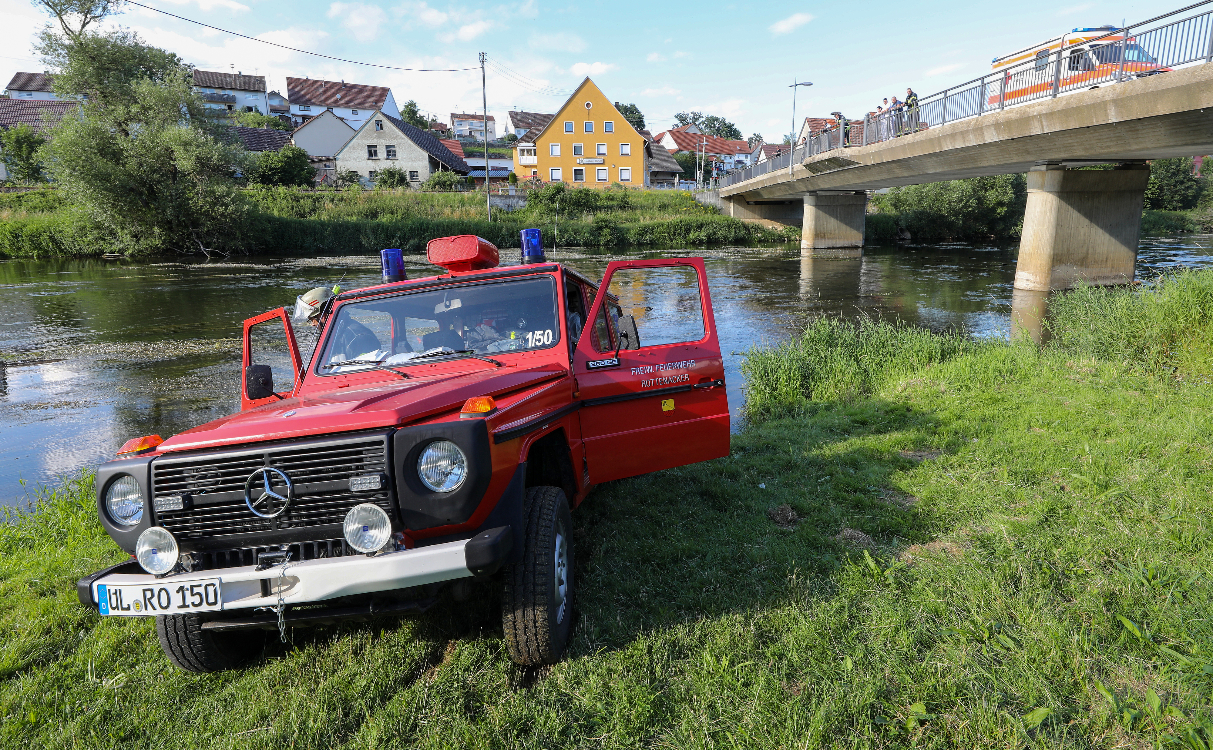 Taucher fanden die Leiche des Mannes im Bereich der Unglücksstelle an der Donau.