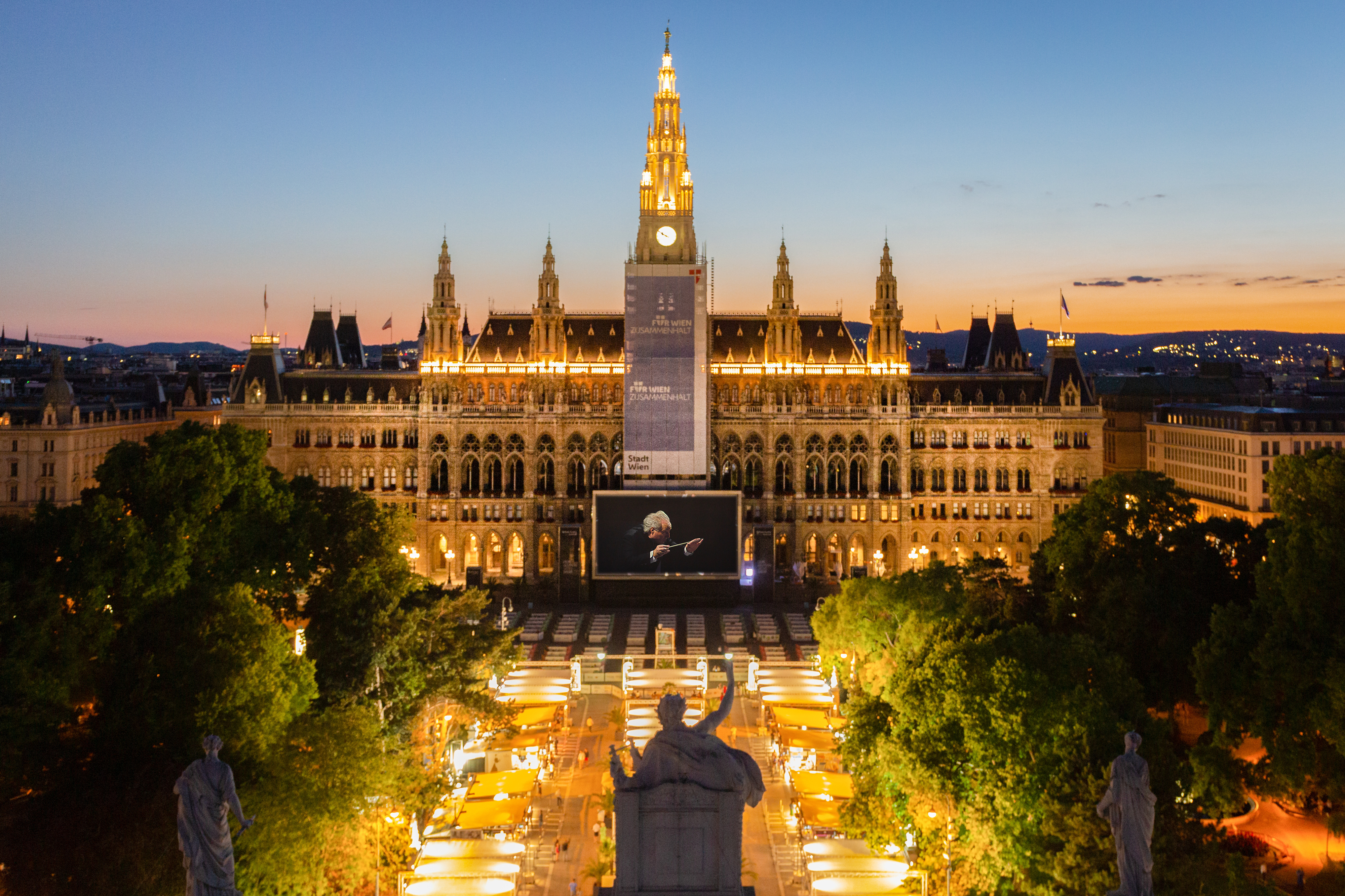 Prächtige Kulisse zum Filme schauen: gratis, am Rathausplatz, mit einem Fokus auf Musik-Filmen