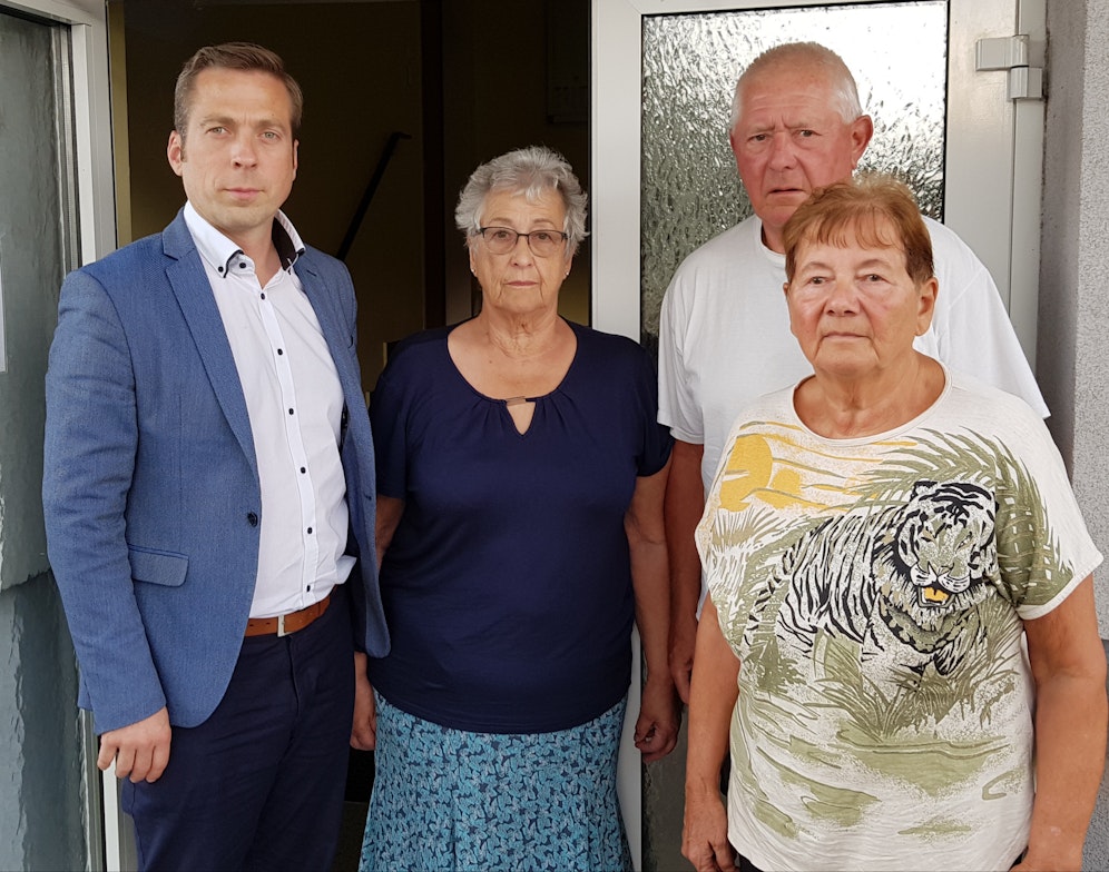 Ehepaar Schlager und Hildegard Schwarz sind lärmgeplagt, wandten sich nun an Klaus Otzelberger (l.)