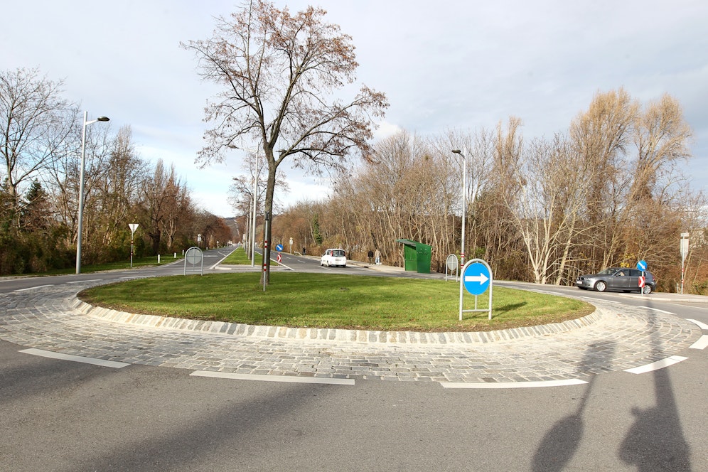 Kommt das Rechtssabiege-Verbot, so wären LKW in Kreisverkehren wie diesem an der Pragerstraße (Floridsdorf) gefangen.
