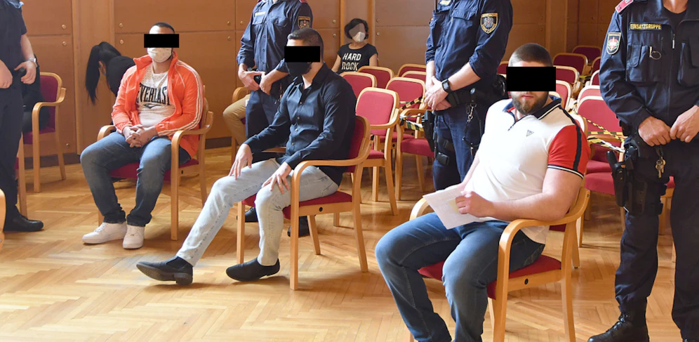 Die Beschuldigten sollen einen Geldtransporter überfallen haben.