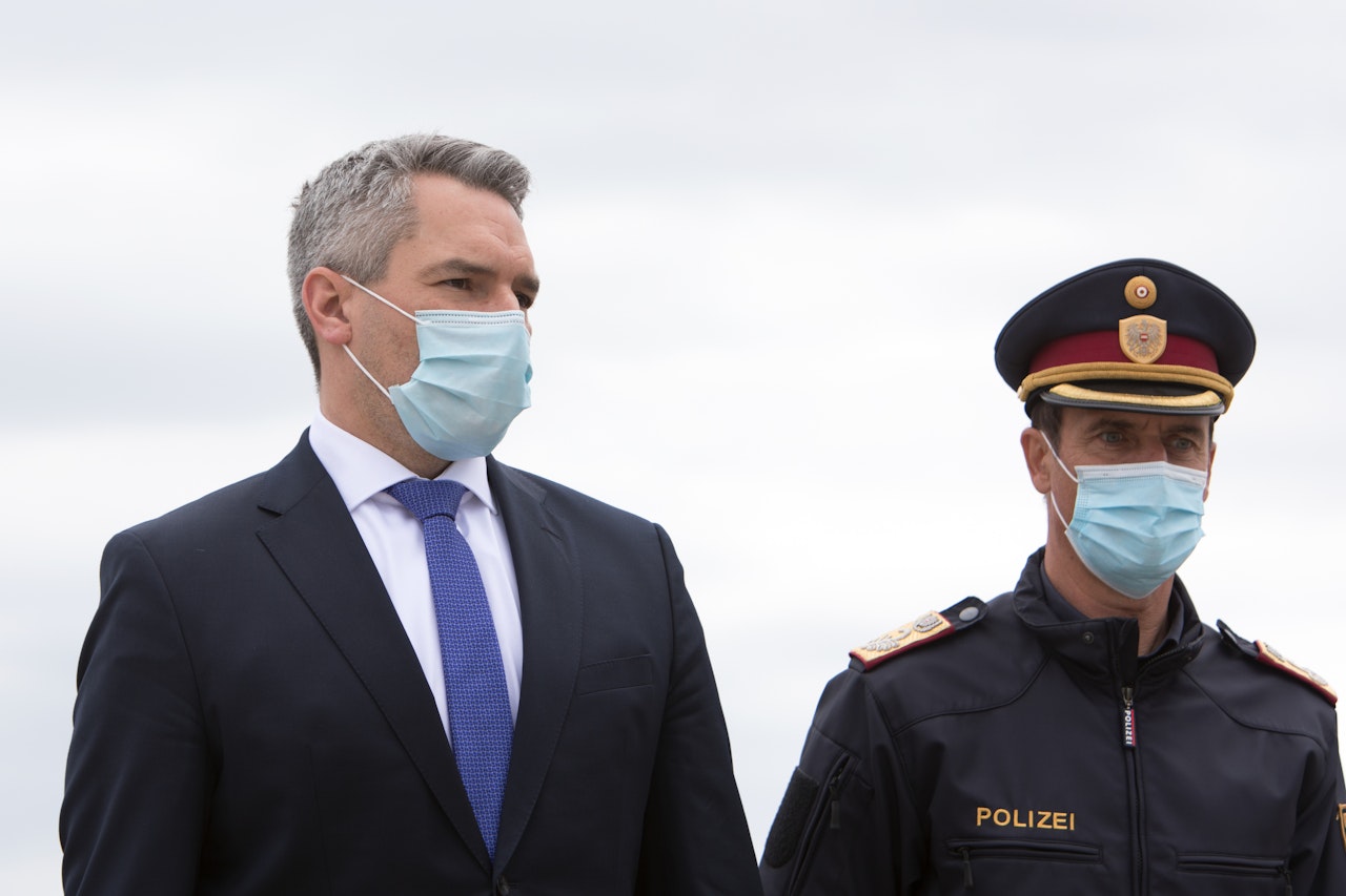 Heute.at - Innenminister hält weiter an Corona-Strafen fest