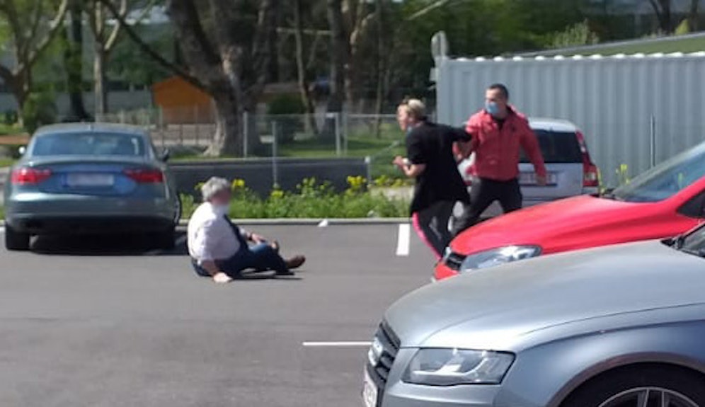 Nach der Attacke sucht die Polizei nach diesem Pärchen.