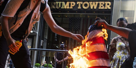 In mehreren US-Städten wurde die Flagge am Unabhängigkeitstag abgefackelt.