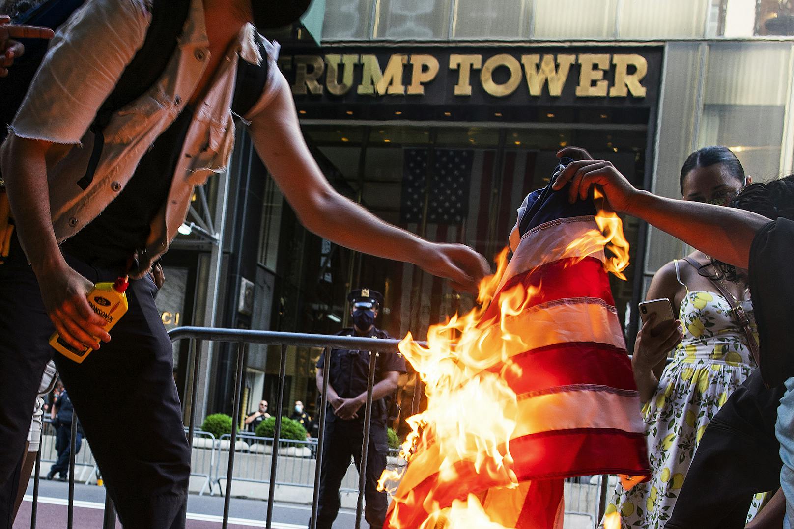 Demonstranten fackeln US-Flaggen vor Trump-Tower ab