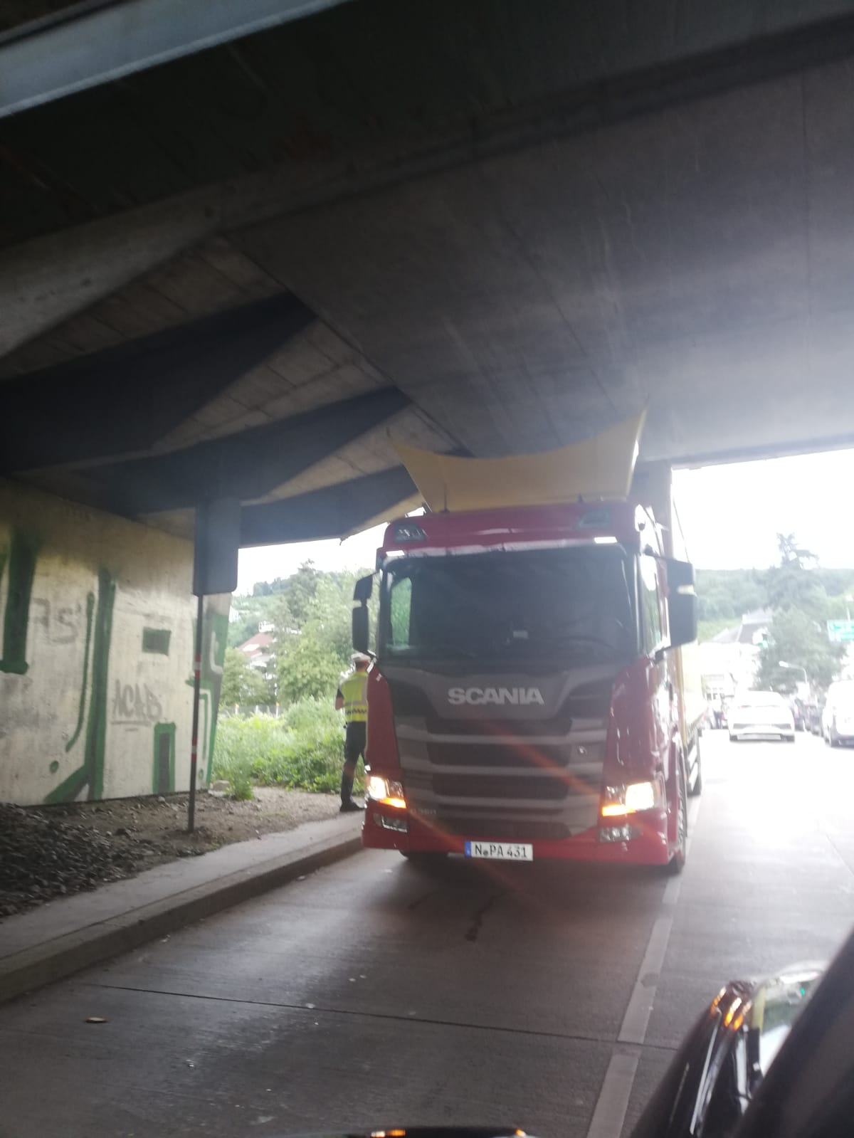 Lkw steckt bei Westeinfahrt