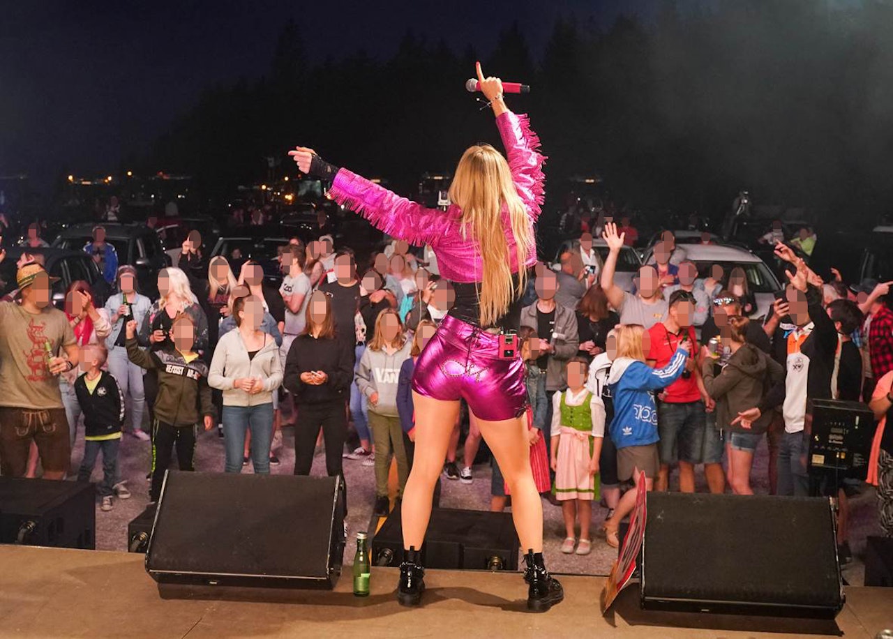 Heute.at - Kein Abstand bei Auftritt von Schlager-Star in OÖ