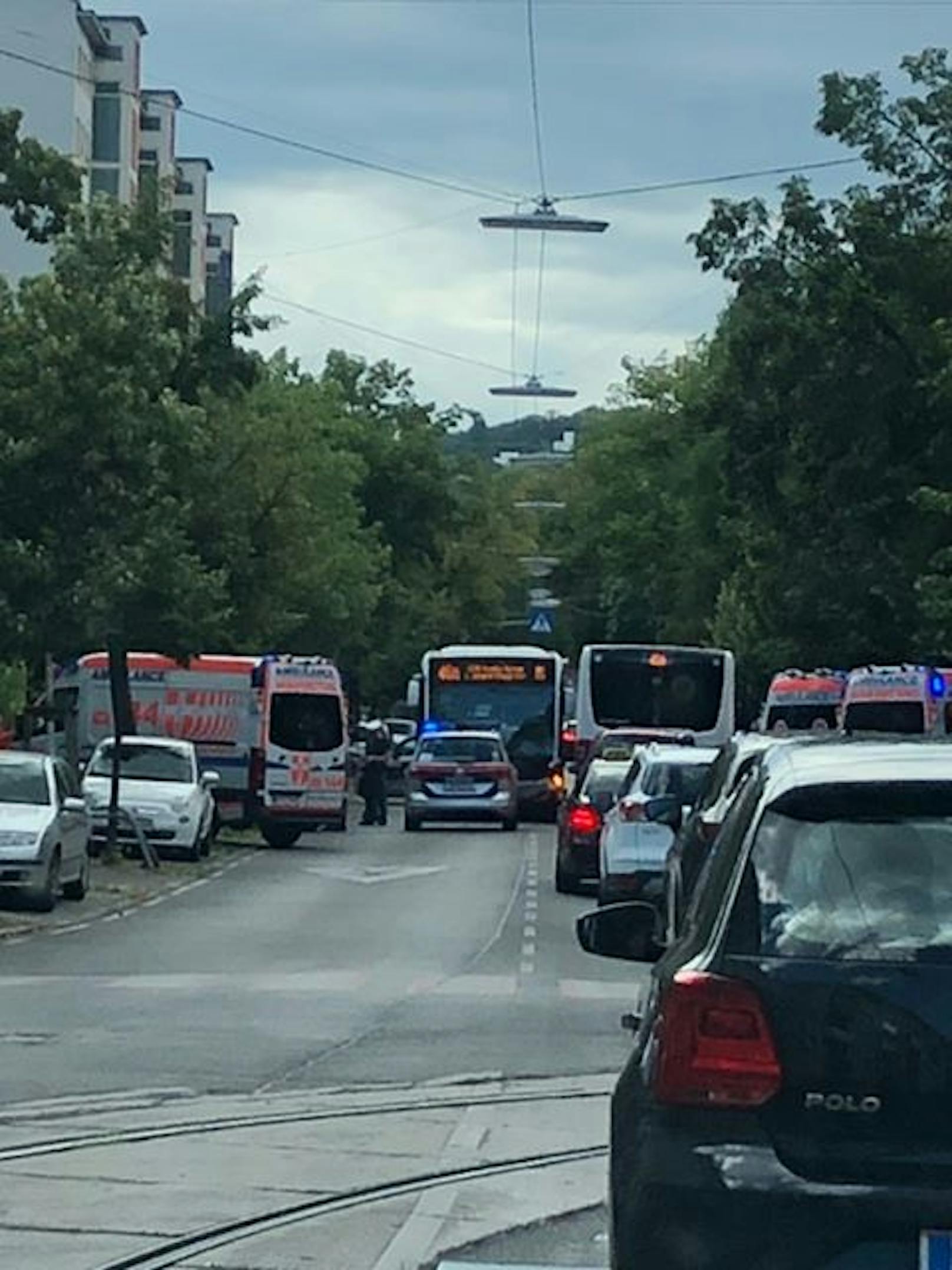 Fußgänger auf Thaliastraße in Wien von Bus erfasst