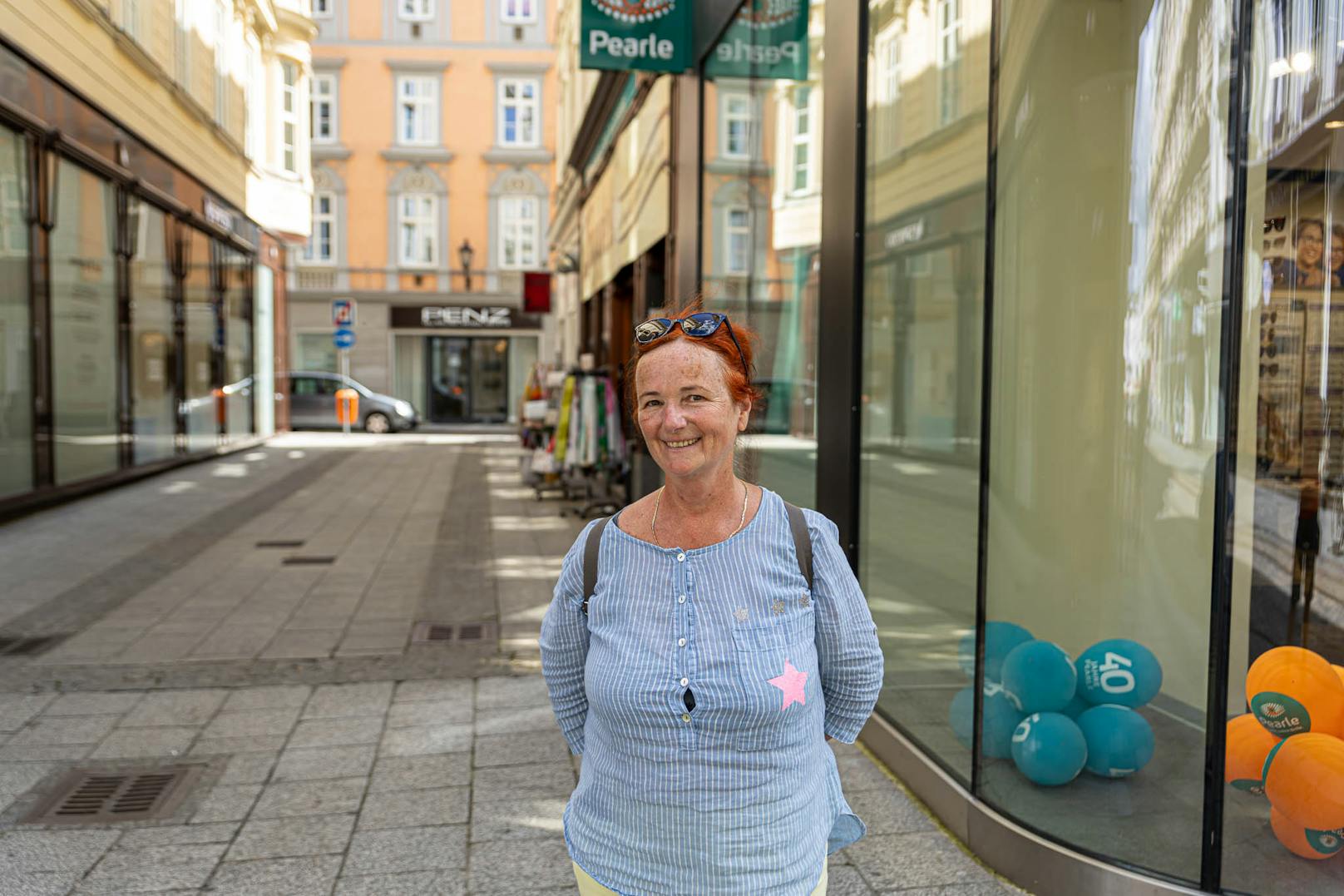 Christine H. (62), Pensionistin aus Ebelsberg:"Ich bin für eine Wiedereinführung, ja. Dort wo viele Menschen zusammenkommen sollten wir uns gegenseitig schützen. Wir wissen noch viel zu wenig über dieses Virus."