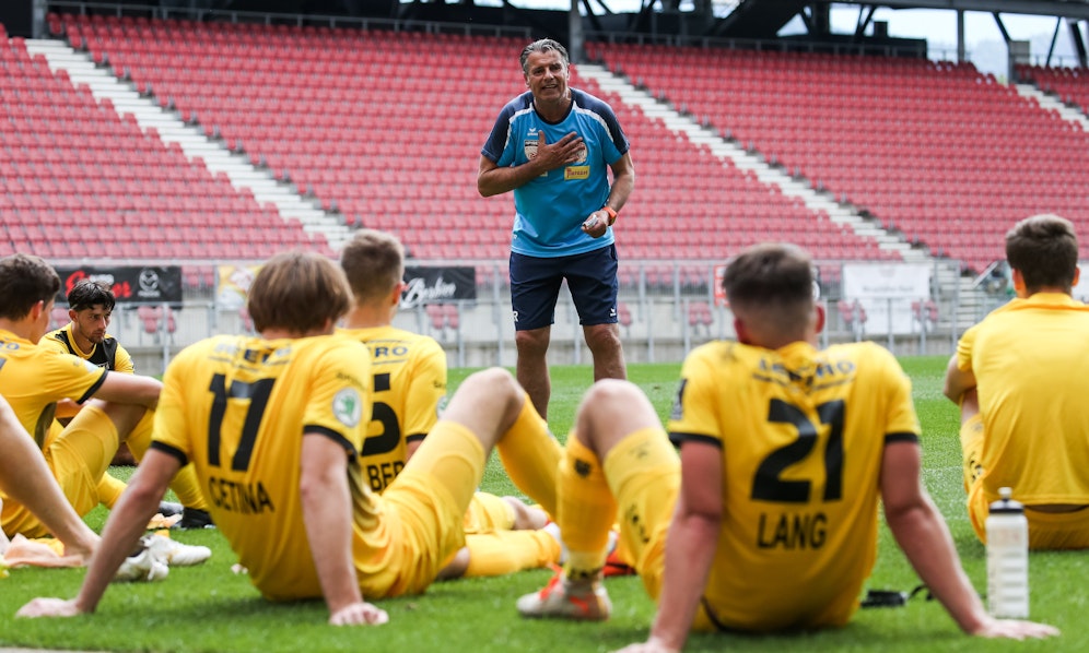 Kapfenberg-Trainer Kurt Russ instruiert sein Team.