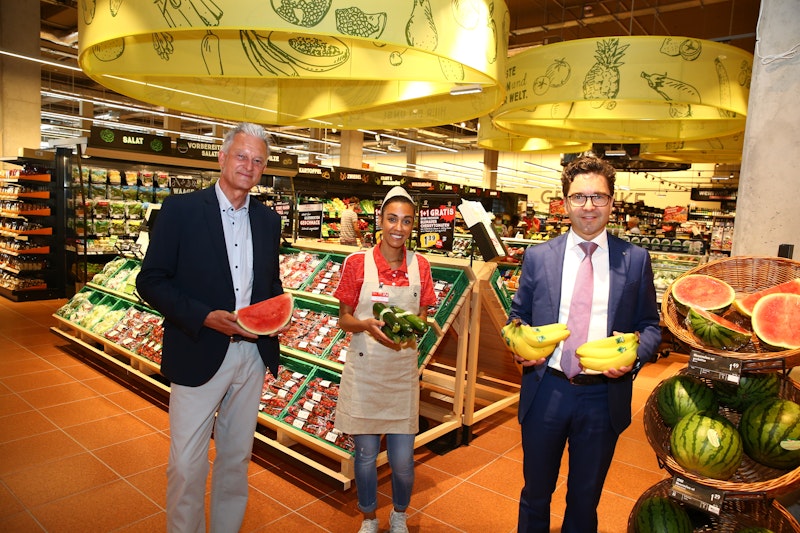 Rund zwei Jahre lang wurde gebaut, heute wurde der neue Interspar-Hypermarkt in der Breitenfurter Straße 235 durch Bezirksvorsteher-Stellvertreter Harald Gruber und Interspar-Geschäftsführer Markus Kaser eröffnet.