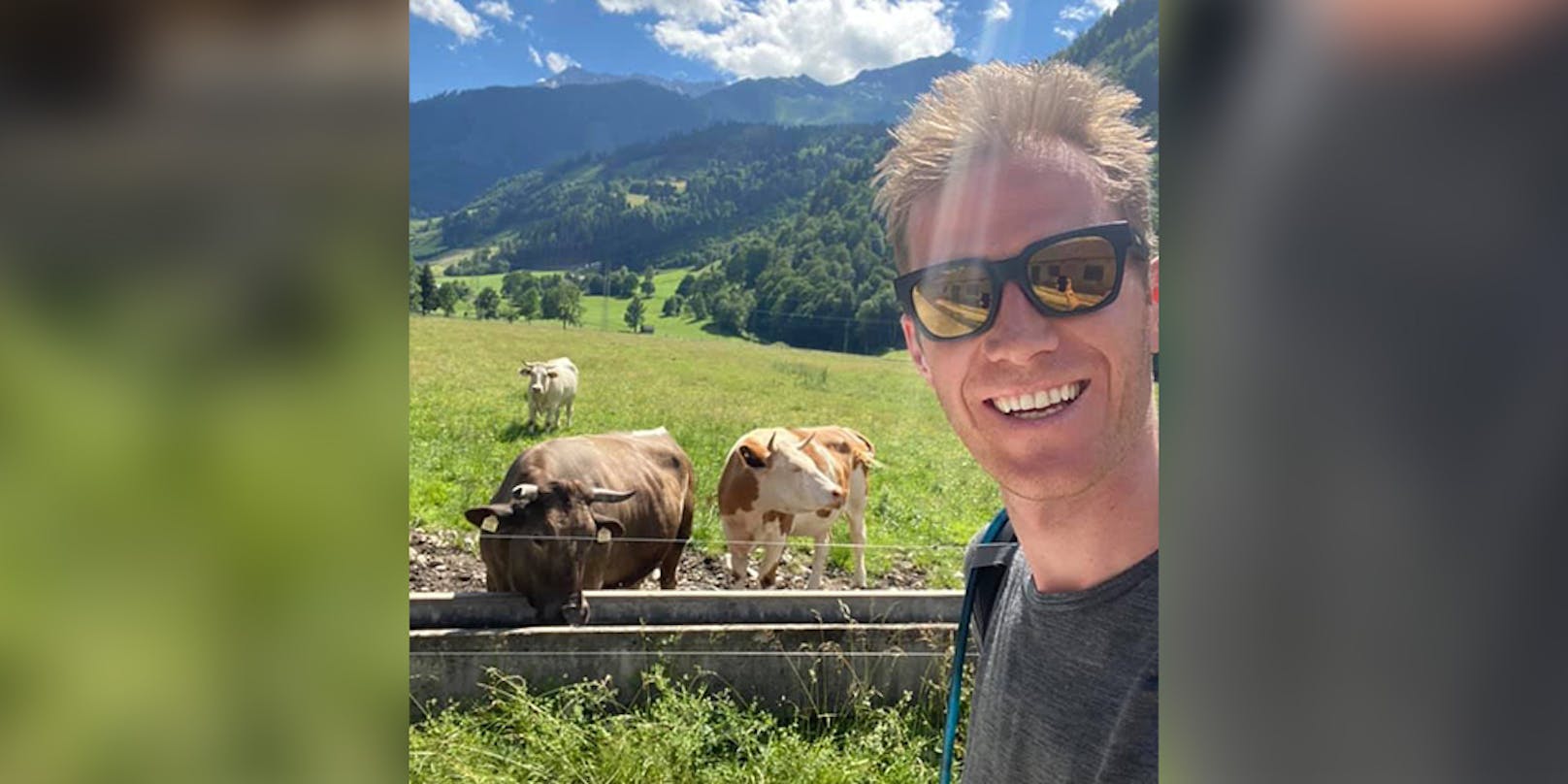Selfie mit Kühen  – Florian Danner wandert gerade für Puls4.