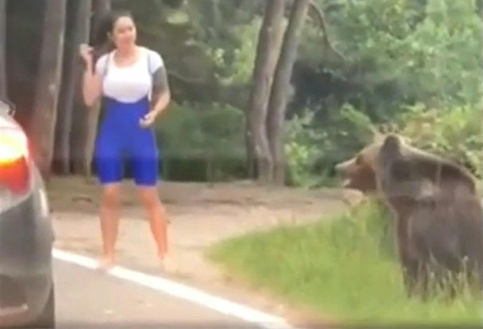 Lebensgefährlich! Diese Selfie-Jägerin kam dem Bären gefährlich nahe.