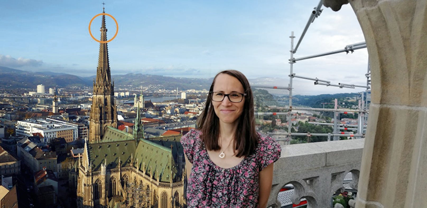 "Heute"-Reporterin Claudia Ruzmarinovic in 112 Metern Höhe am Linzer Mariendom.