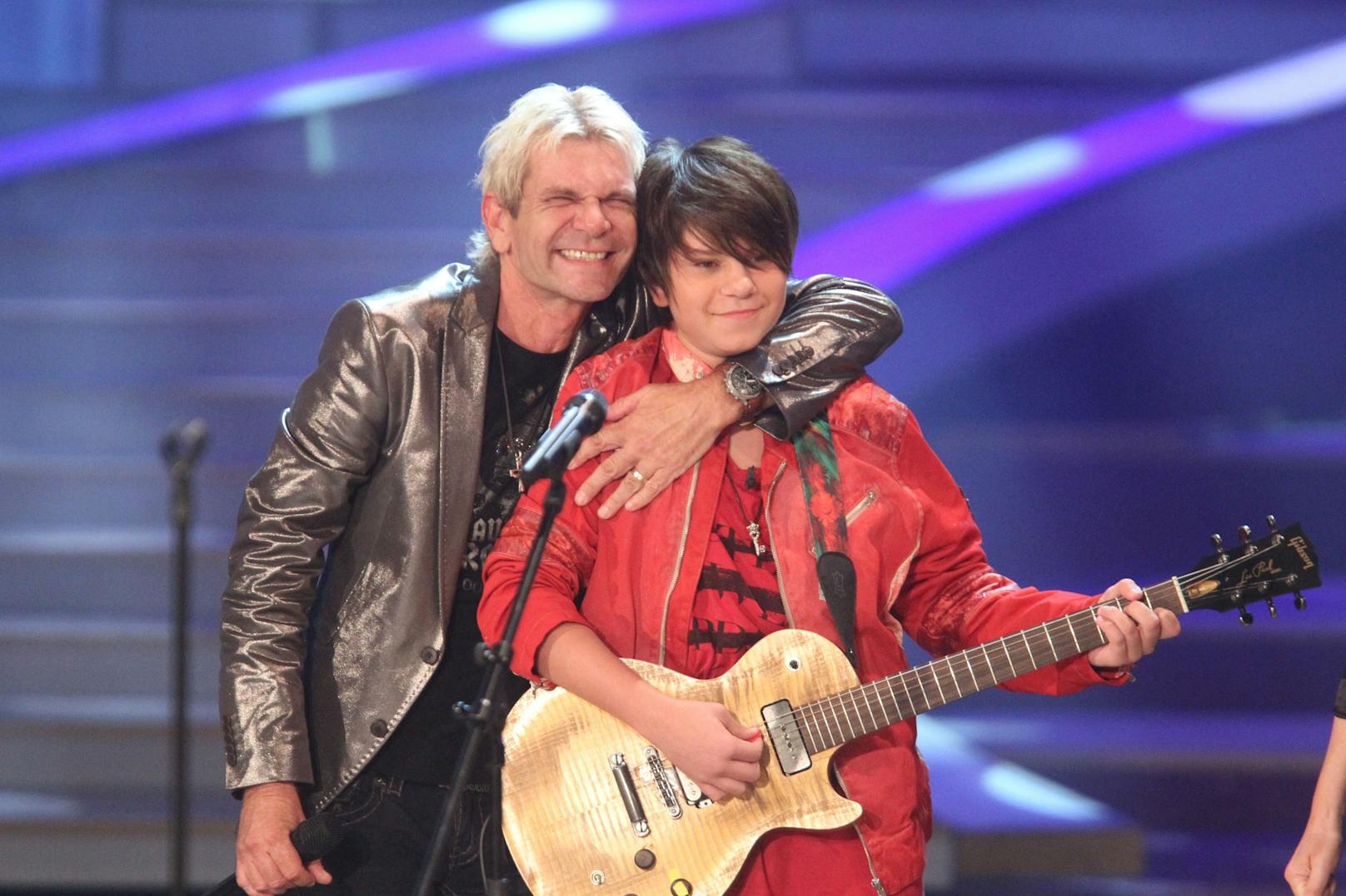 Der Schlager-Star und sein damals gerade einmal 13-jähriger Sohn traten 2010 gemeinsam in der "Willkommen bei Carmen Nebel"-Show auf der Bühne auf – Julian als Gitarrist.