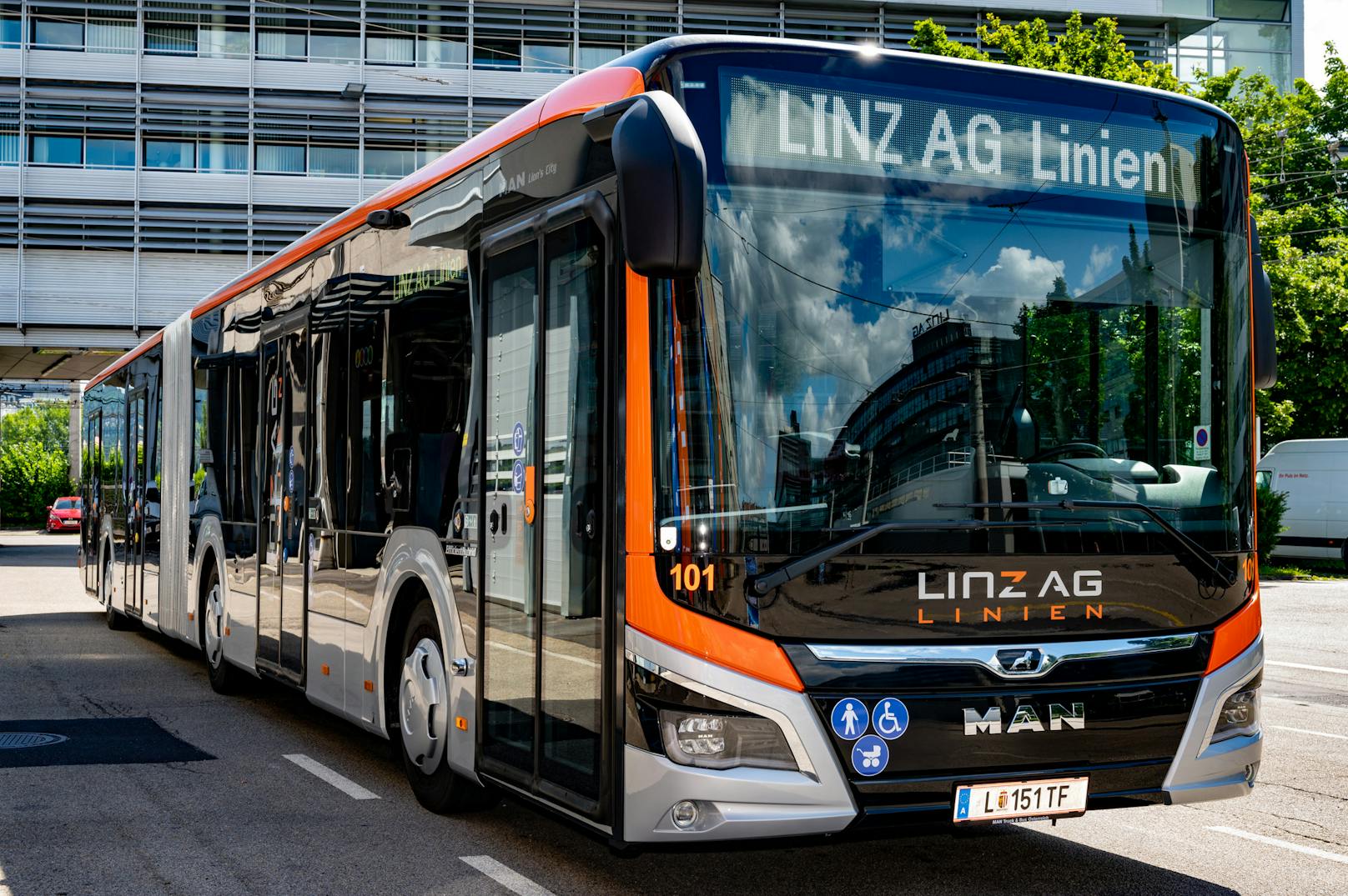 Die Linz AG präsentierte am Montag die ersten neuen Busse vor.