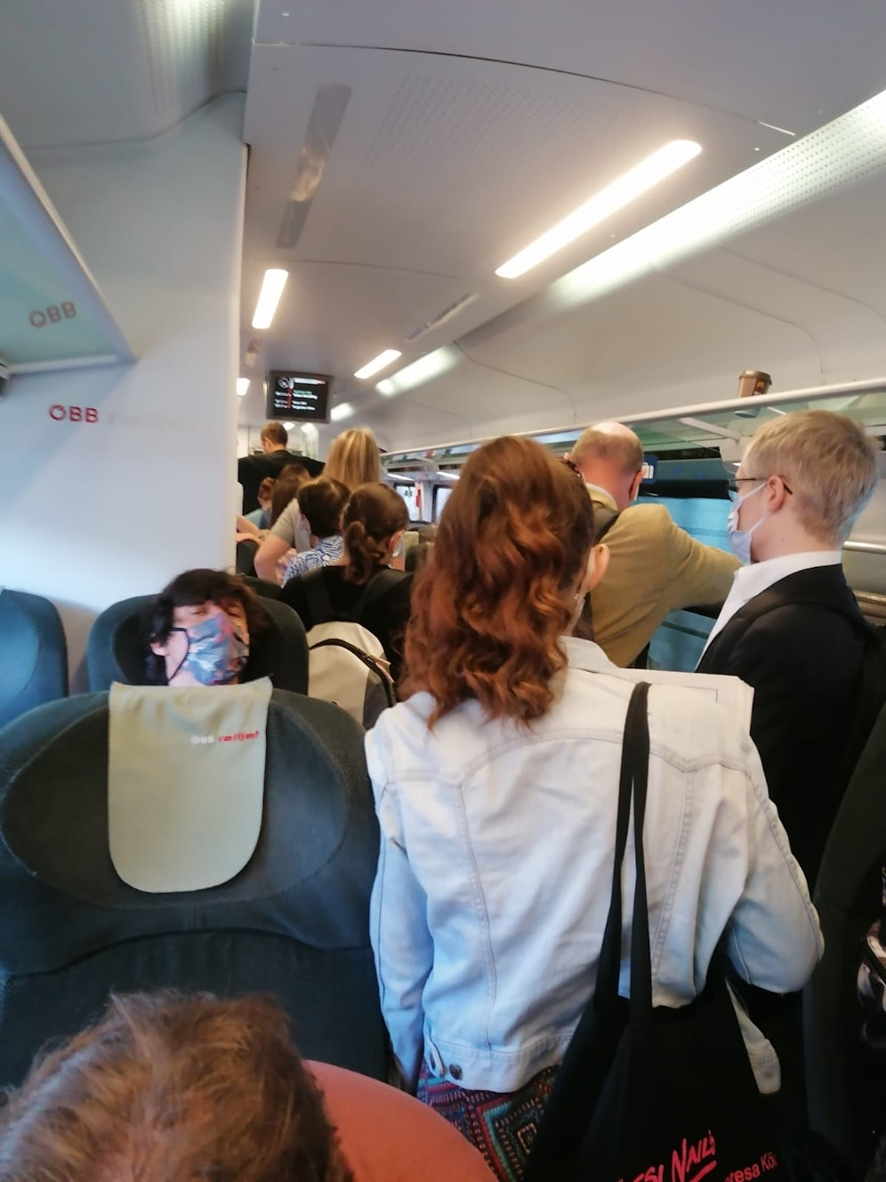 Voller Pendlerzug am Montag