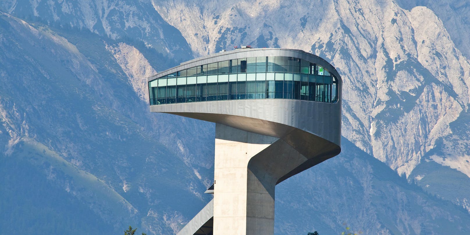 Sightseeing, kulinarische Highlights und moderne Architektur vereint die berühmte Sprungschanze am Bergisel, die von Star-Architektin Zaha Hadid entworfen wurde.