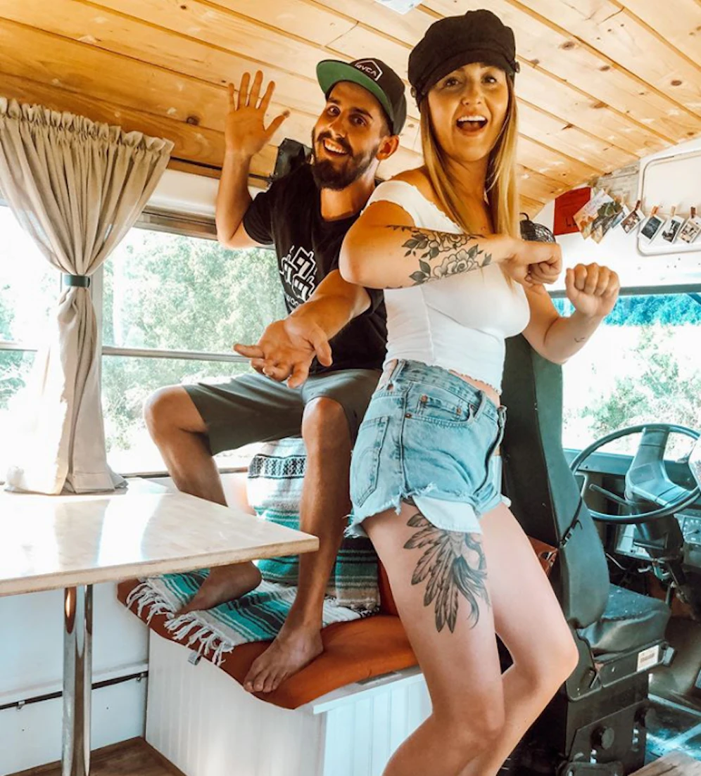 Ein Leben im Van: Ein Paar aus den USA hat sich den Traum von der maximalen Reisefreiheit und dem Leben im Tiny House erfüllt.