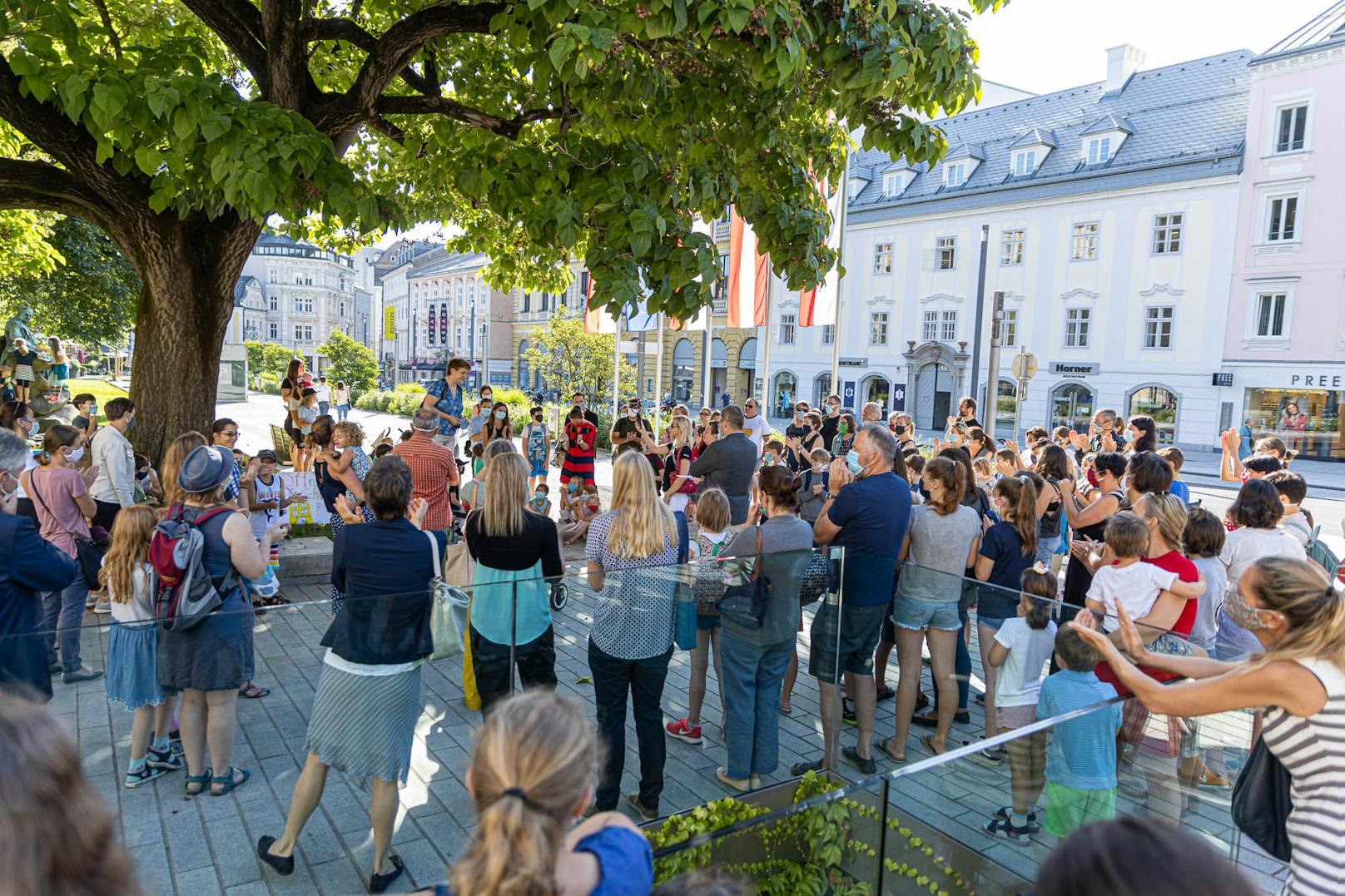 Vor dem Linzer Landhaus protestierten am Montag Eltern gegen die Schulschließungen.