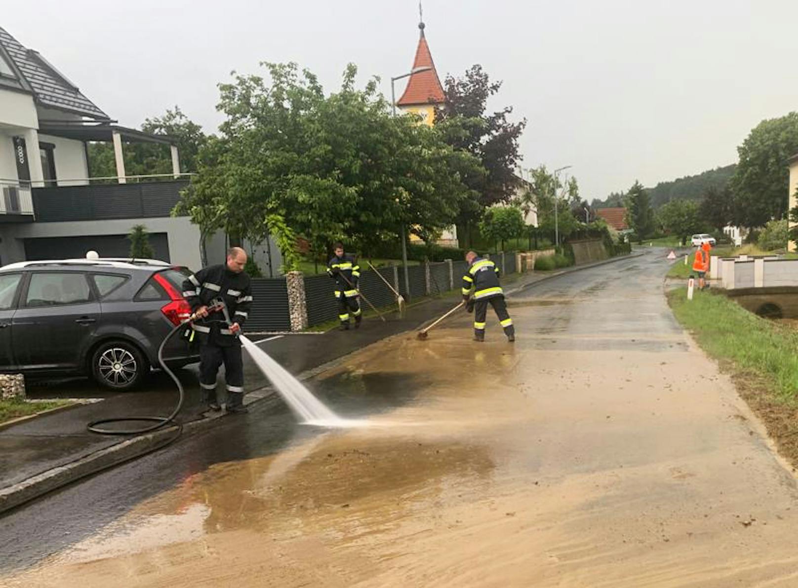 Starker Regen und Gewitter haben am Sonntag die Feuerwehren in der Steiermark auf Trab gehalten. Im Bild: Feuerwehrleute bei Aufräumungsarbeiten nach einem Unwetter in der Gemeinde Gnas am 14. Juni 2020
