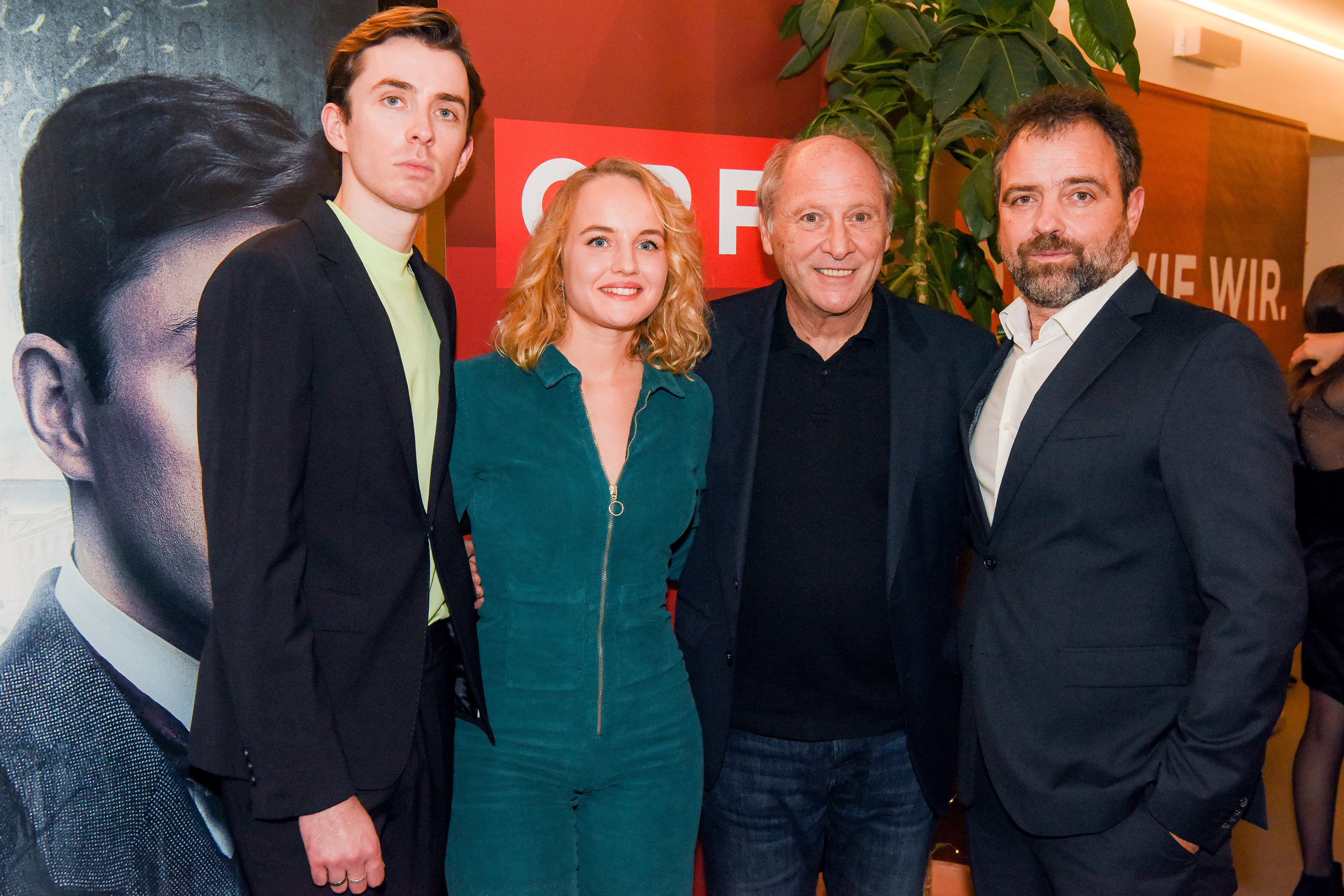 Regisseur <strong>Robert Dornhelm</strong> (2.v.re.) mit den "Vienna Blood"-Darstellern (v.li.) <strong>Matthew Beard</strong>,<strong> Luise von Finckh</strong> und <strong>Juergen Maurer</strong>.