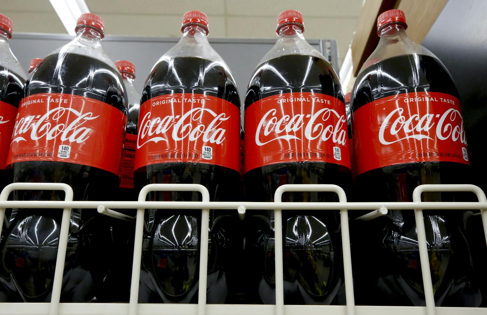 Coca-Cola Flaschen in einem Supermarktregal. Symbolbild