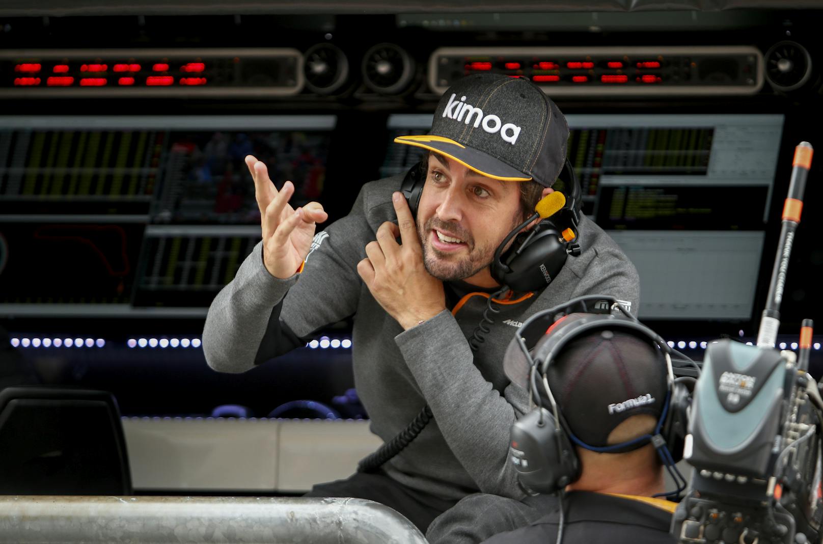 Fernando Alonso steigt wieder in den Renault.