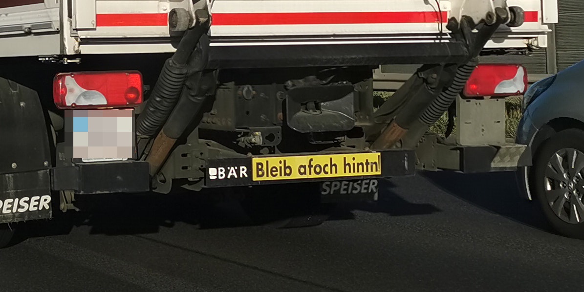 Dieser Lkw hat eine weise Empfehlung für Pkw-Lenker hinter ihm.