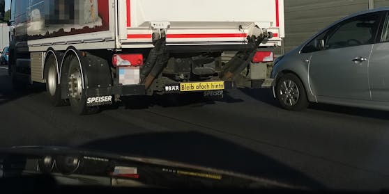 Dieser Lkw hat eine weise Empfehlung für Pkw-Lenker hinter ihm.