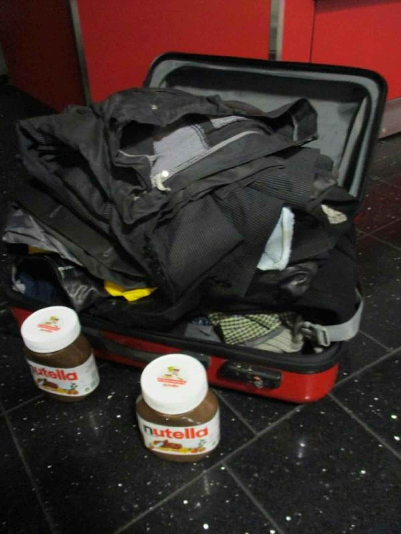 "Kein Geld": Ein Vorarlberger löste mit diesem Koffer einen Polizeieinsatz am Flughafen München aus (2. Juli 2020)