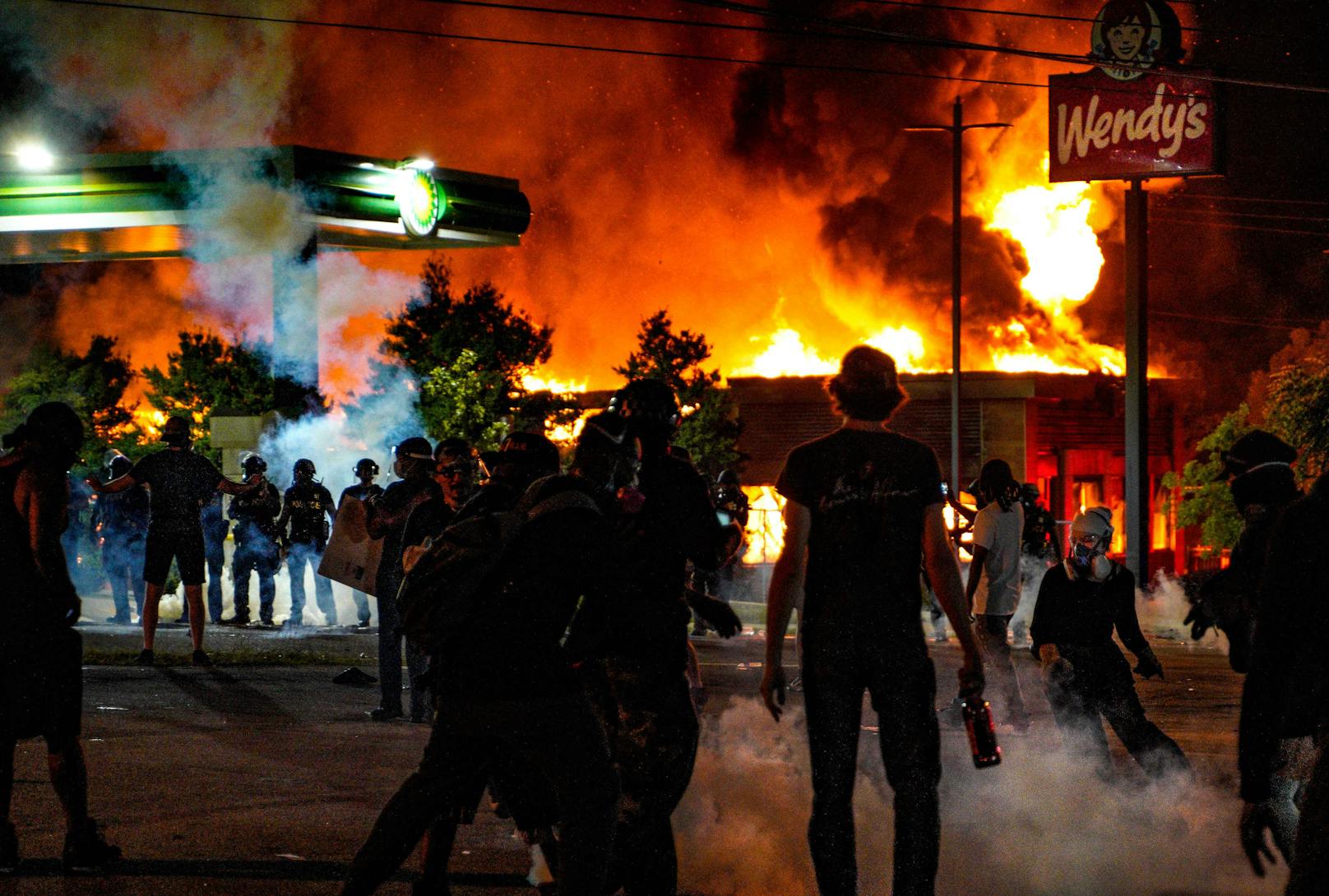 Ein Wendy's-Schnellrestaurant in Atlanta wird von Demonstranten in Brand gesteckt: Auslöser der gewaltsamen Proteste war die Tötung von Rayshard Brooks (27) durch Polizisten (14. Juni 2020)